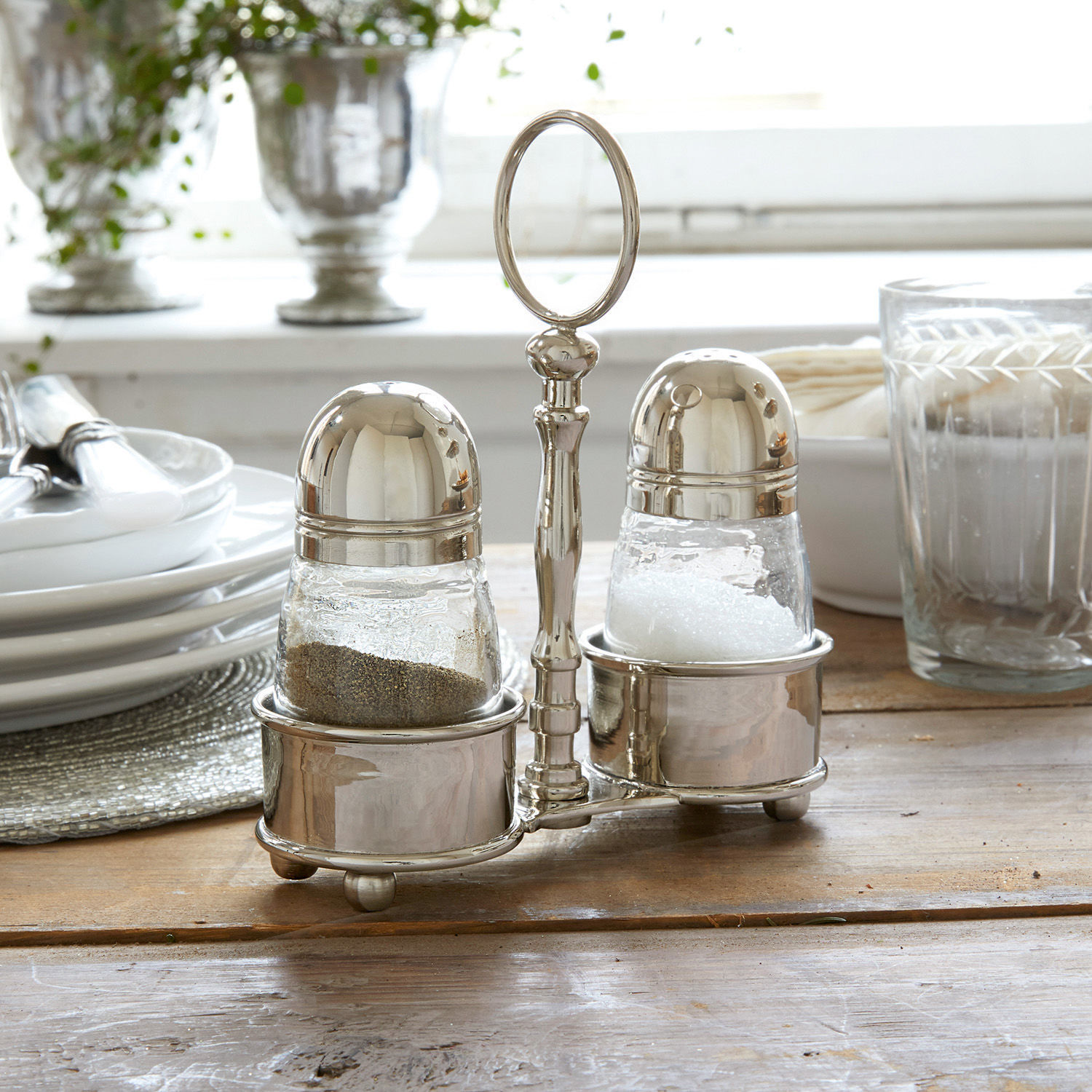 Menage Beaune Salz- und Pfefferstreuer aus Glas mit silbernem Metallhalter auf Holztisch im Esszimmer.
