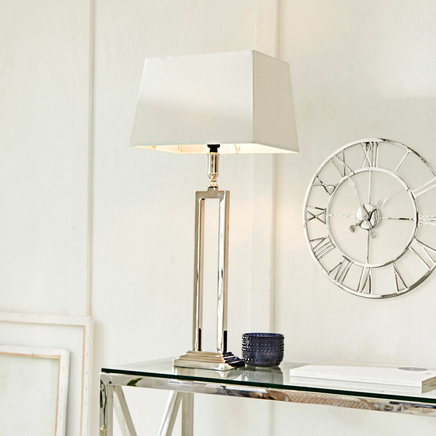 Tischlampe Kinshaa Moderne Tischlampe mit Metallfuss und weissem Lampenschirm auf Glastisch