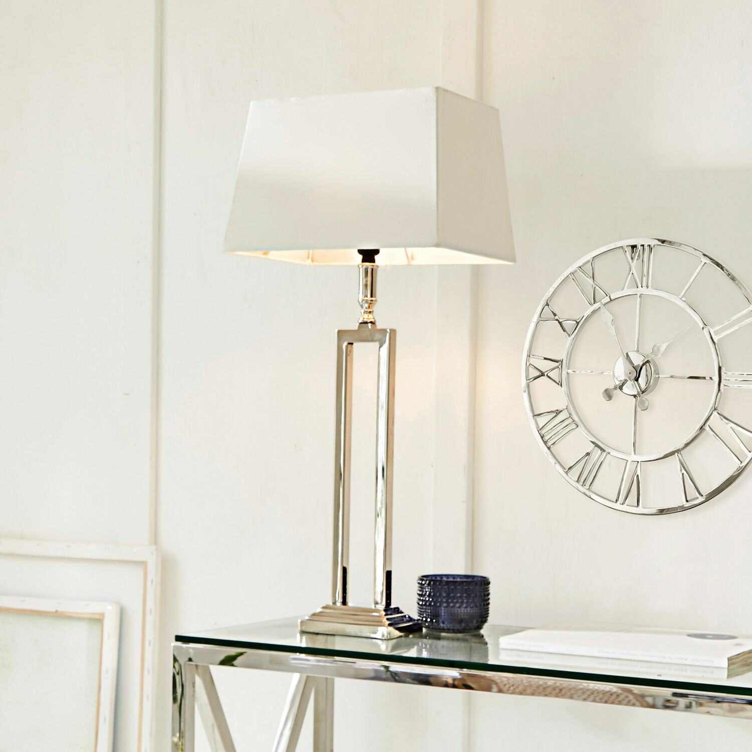 Tischlampe Kinshaa Moderne Tischlampe mit Metallfuss und weissem Lampenschirm auf Glastisch
