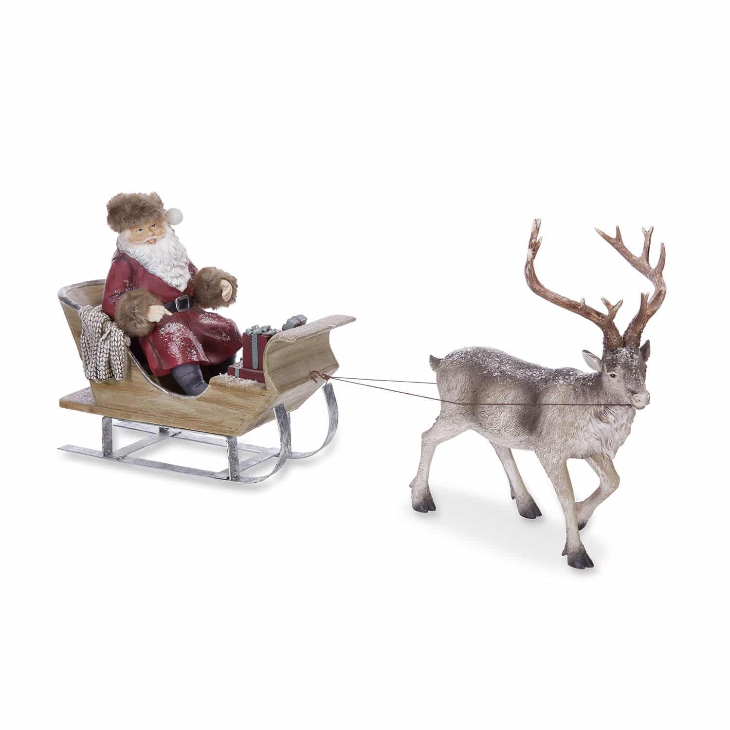 Weihnachtsmannfigur mit rotem Pelzmantel auf Holzschlitten, gezogen von einem Rentier mit Geweih