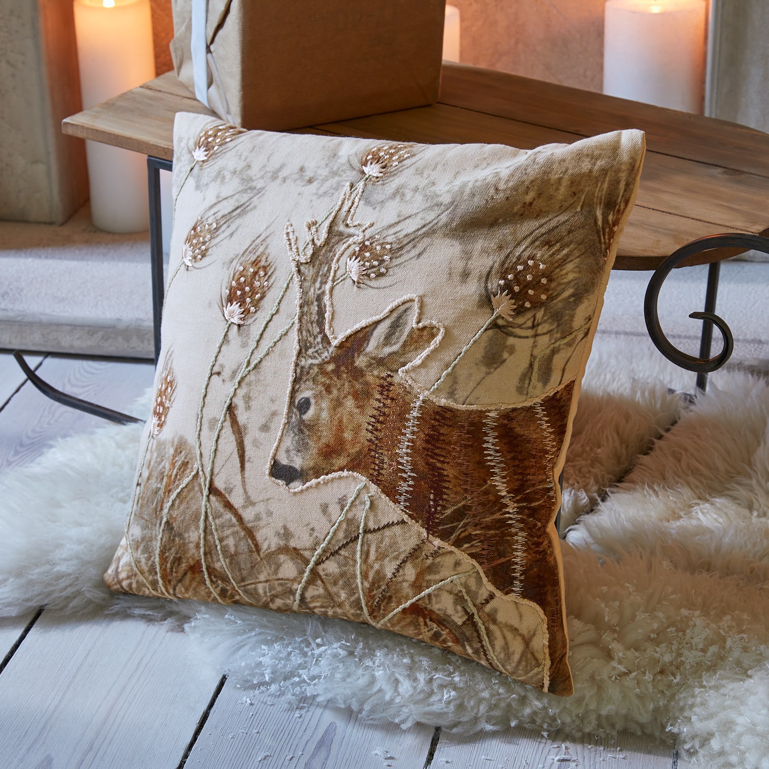 Beiges Leinenkissen mit Hirschstickerei und Pflanzenmotiv als Wohnaccessoire