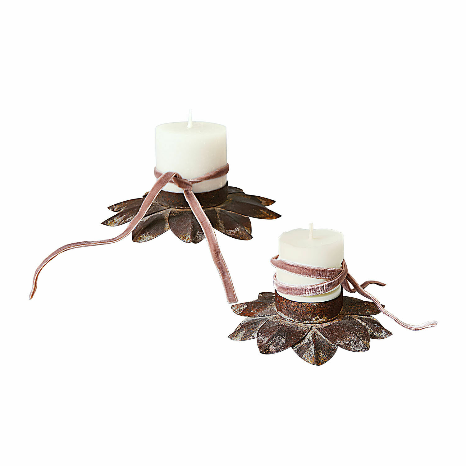 Kerzenhalter 2er Set Viverto Set aus zwei metallischen Kerzenhaltern in Blattform mit weissen Kerzen und rosa Band