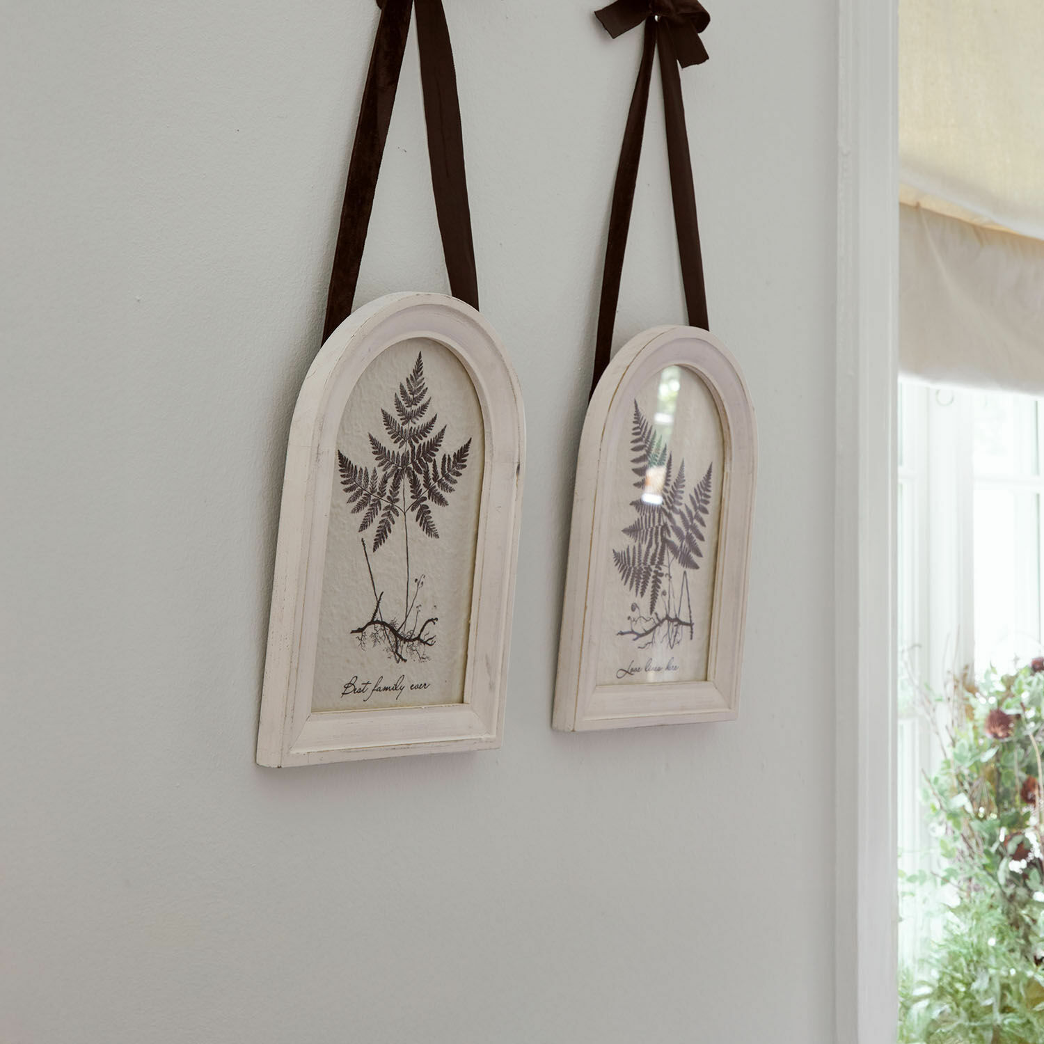 Bild 2er Set Movirex Zwei weisse Holzrahmen mit Farnmotiven und braunen Bändern zum Aufhängen an der Wand
