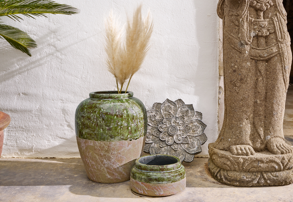 Orientalische grün-rosa Keramikvasen mit Pampasgras-Dekor und steinerner Skulptur