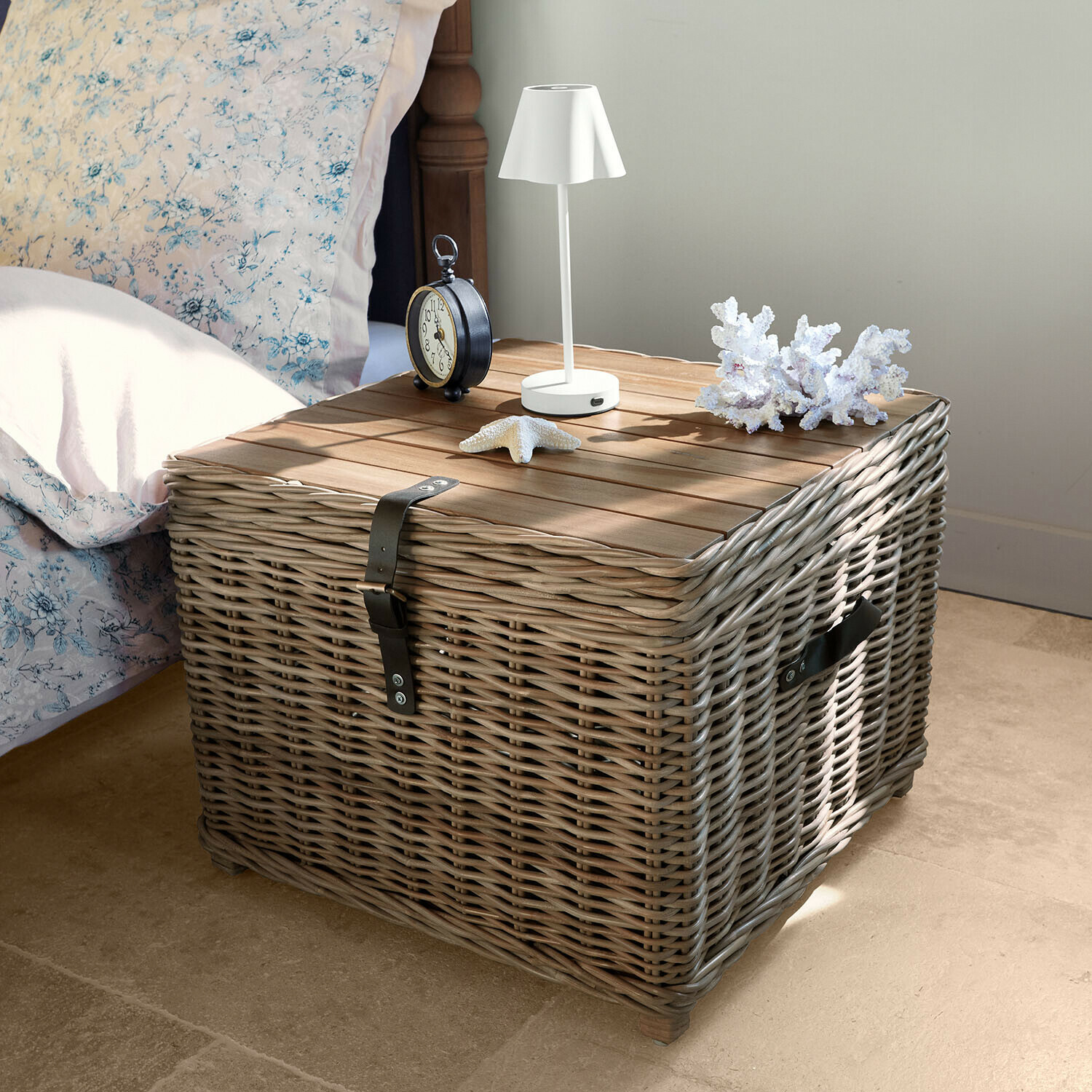 Quadratischer Nachttisch aus grauem Korbgeflecht und Holz mit Lampe und maritimen Dekorationen