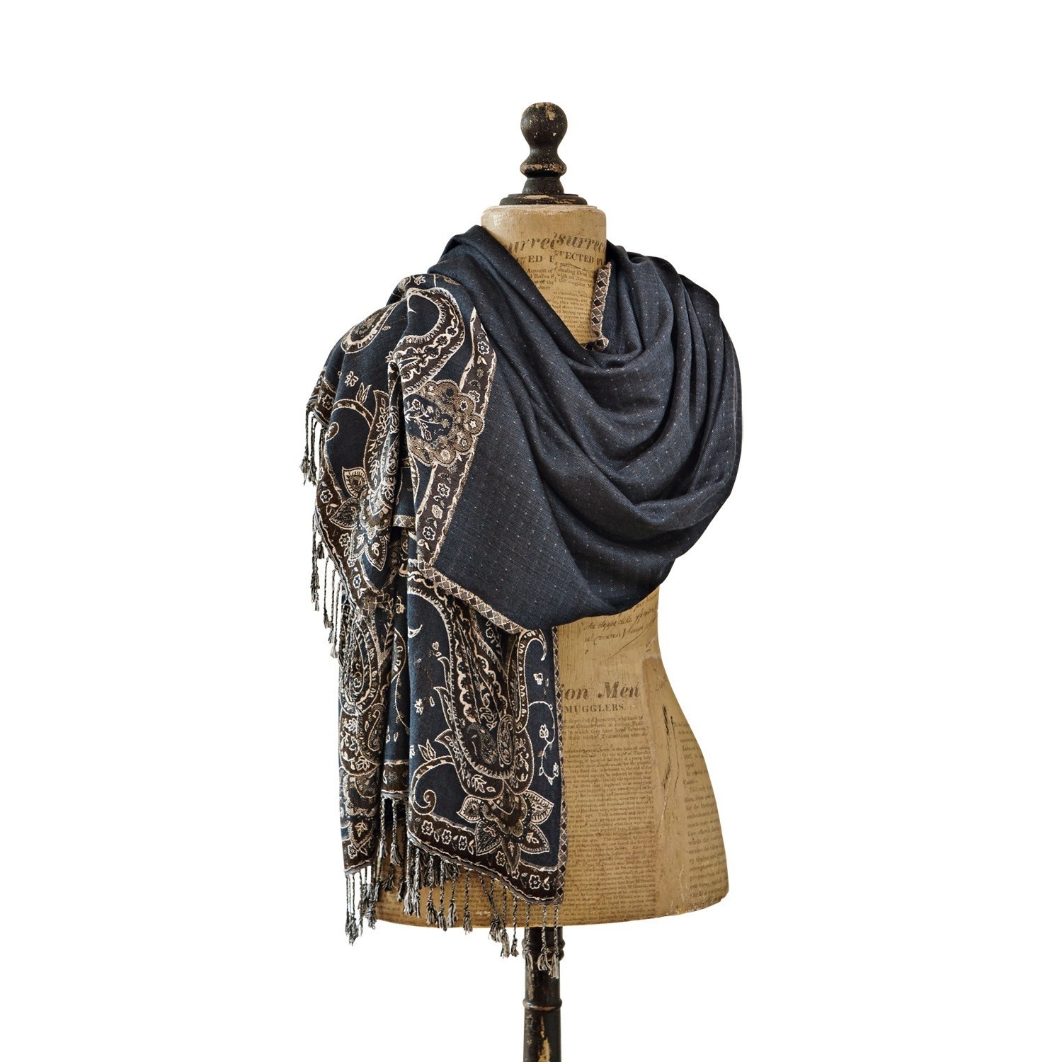 Schal Laine Dunkelblauer Schal mit Paisley-Muster und Fransen auf Schneiderpuppe, weiches Material für kühle Tage