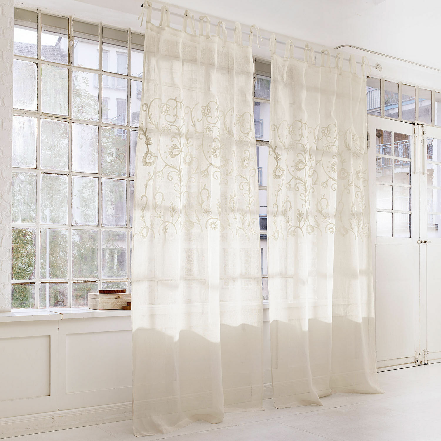 Gardine Judie Transparente weisse Vorhänge mit besticktem Blumenmuster, leichter Stoff für Wohnzimmer