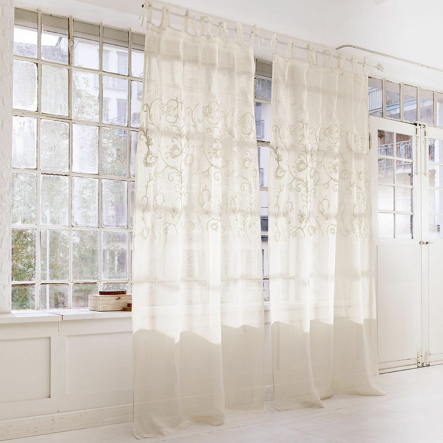 Gardine Judie Transparente weisse Vorhänge mit besticktem Blumenmuster, leichter Stoff für Wohnzimmer