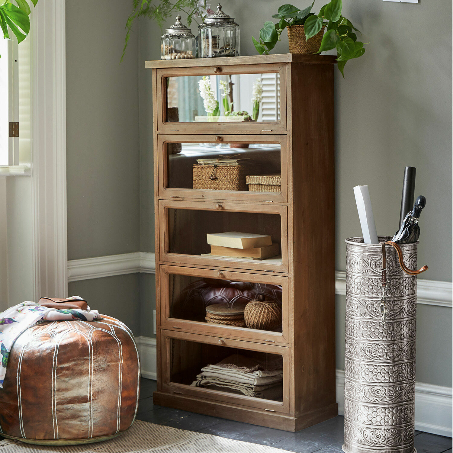Kommode Houghton Holzschrank mit fünf Glastüren in Naturfarbe, ideal zur Aufbewahrung im Wohnzimmer.