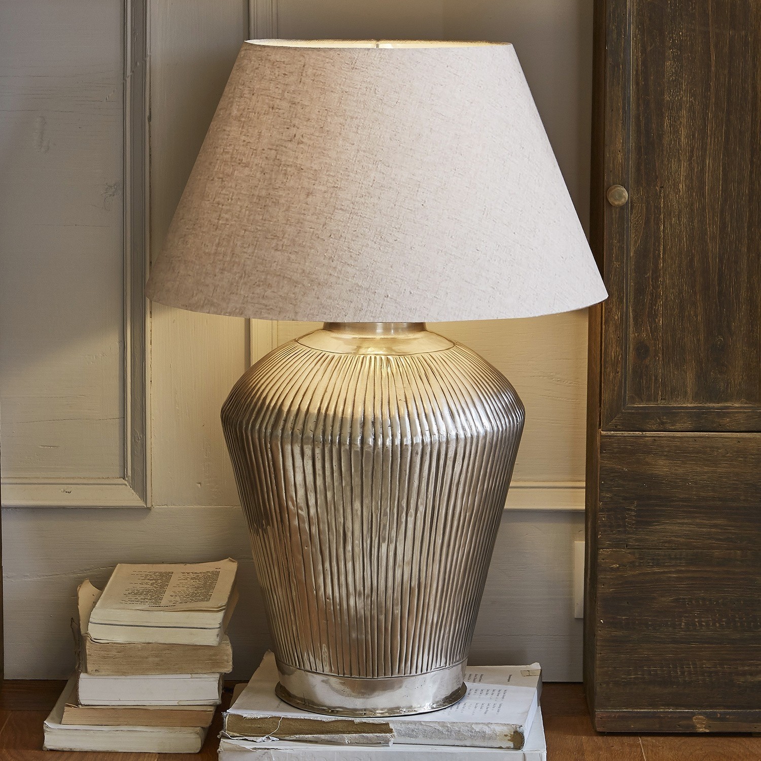 Tischlampe Caulières Tischlampe mit geriffeltem Metallfuß und beigem Lampenschirm, stilvolle Wohnraumbeleuchtung