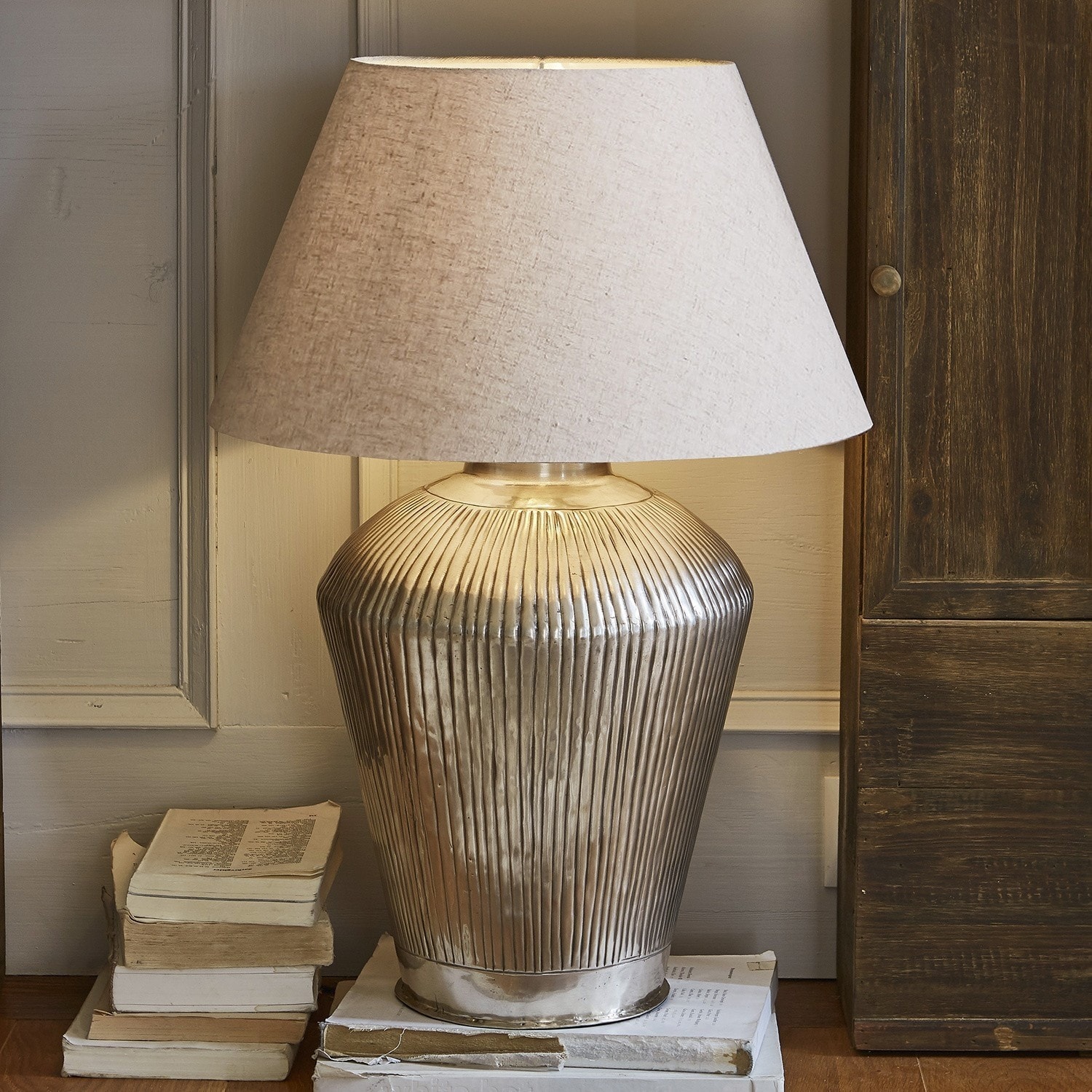 Tischlampe Caulières Tischlampe mit geriffeltem Metallfuß und beigem Lampenschirm, stilvolle Wohnraumbeleuchtung