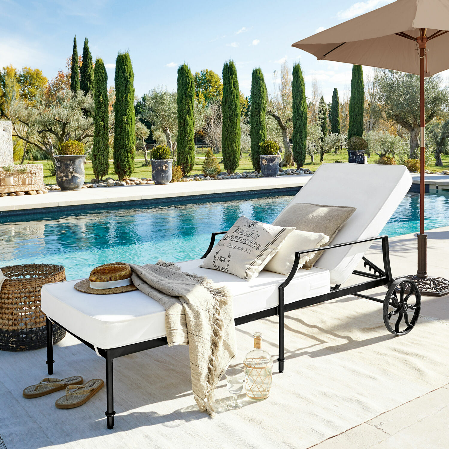 Lounger Vienne Gartenliege mit weisser Polsterung und schwarzem Metallgestell am Pool in sonniger Gartenanlage