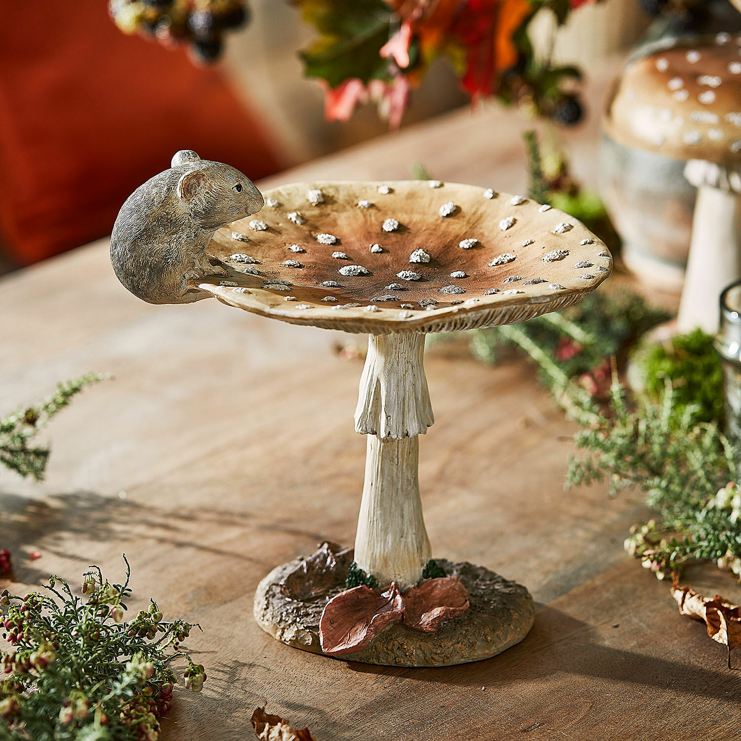 Deko-Pilz Isolise Dekorative Pilzschale aus Keramik mit Mausfigur in natürlichen Farben, Tischdekoration