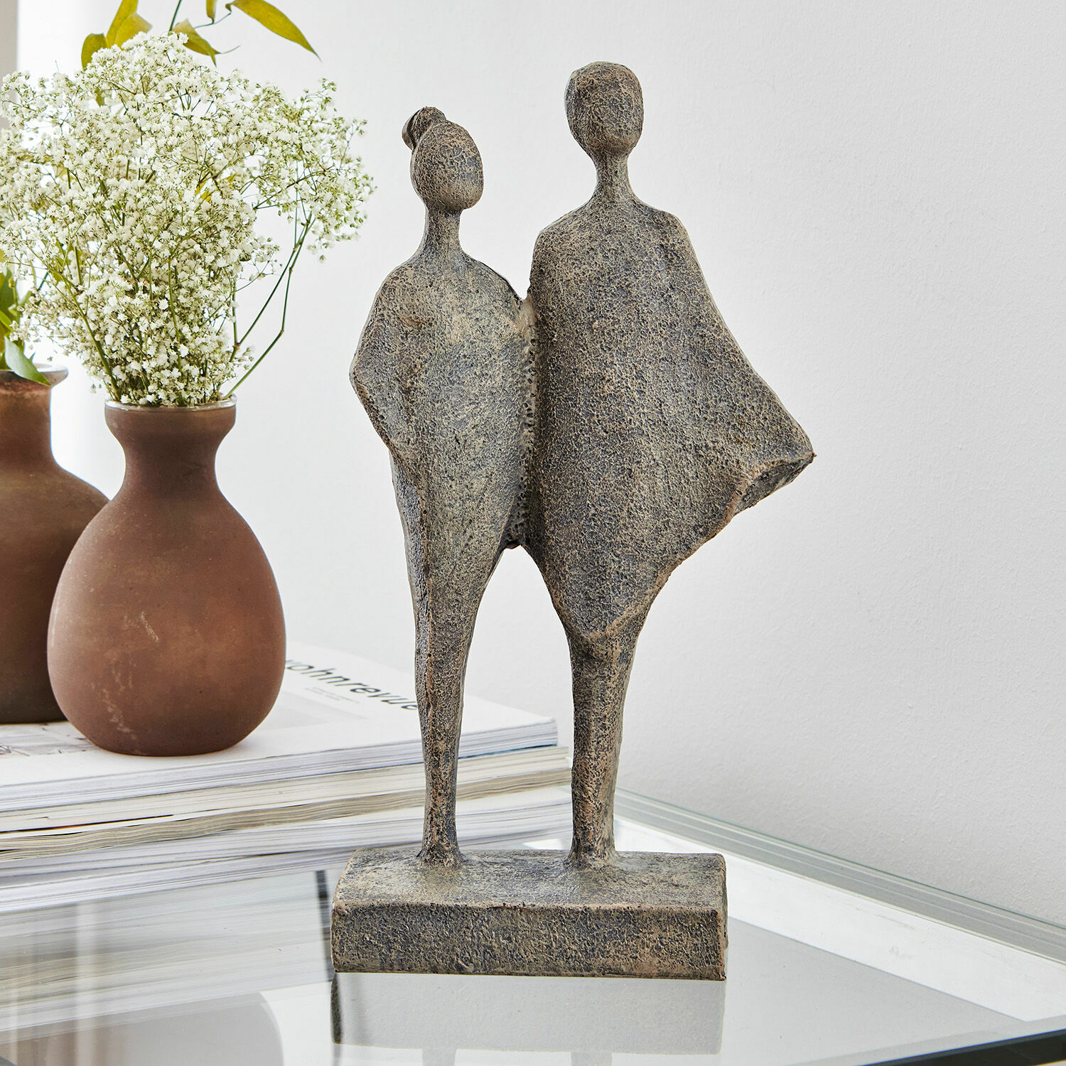 Skulptur Teslin Bronzefigur mit zwei stehenden Figuren auf rechteckigem Sockel als Dekoration