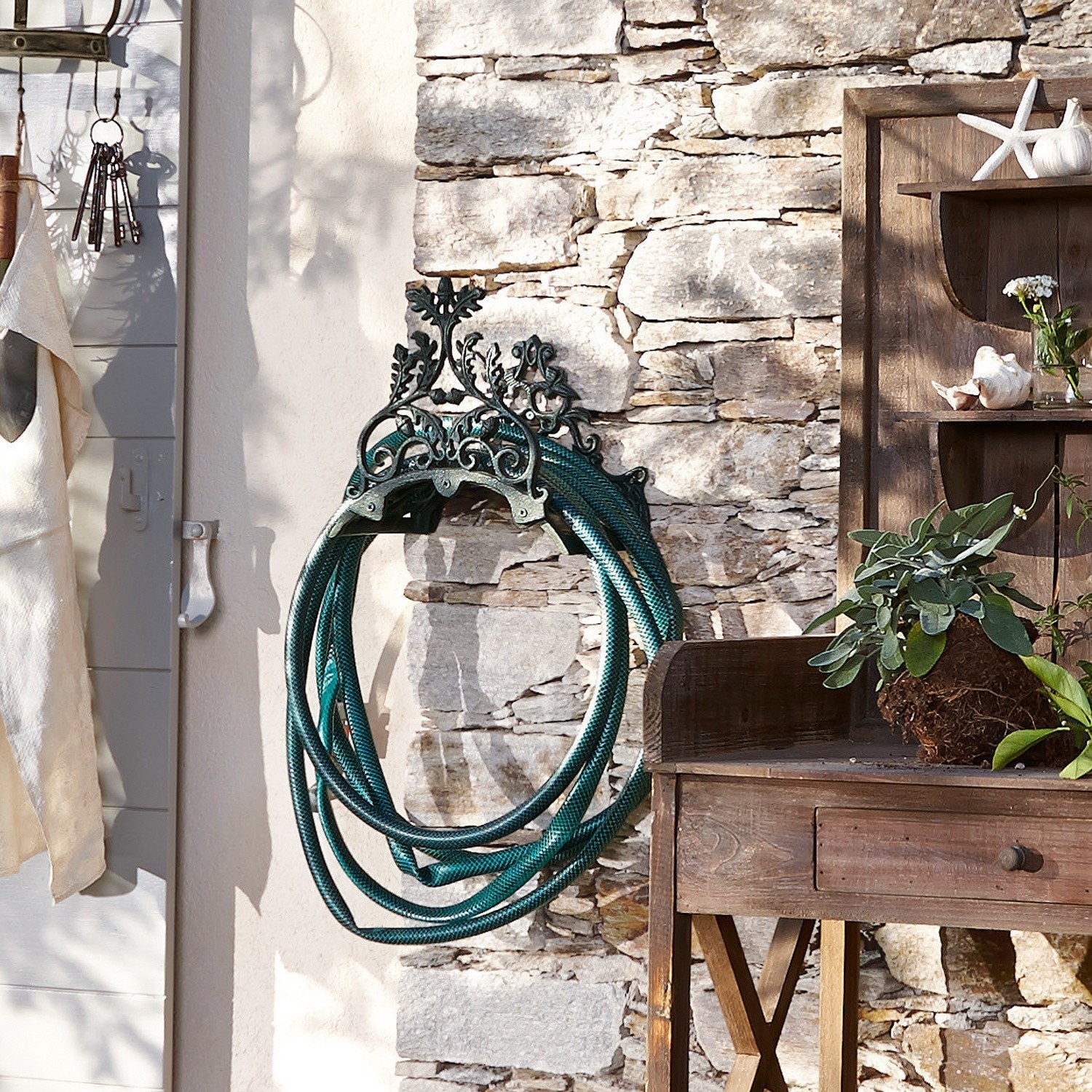 Schlauchhalter Mathis Dekorativer Metall-Wandhalter im Vintage-Stil für Gartenschlauch an Steinmauer