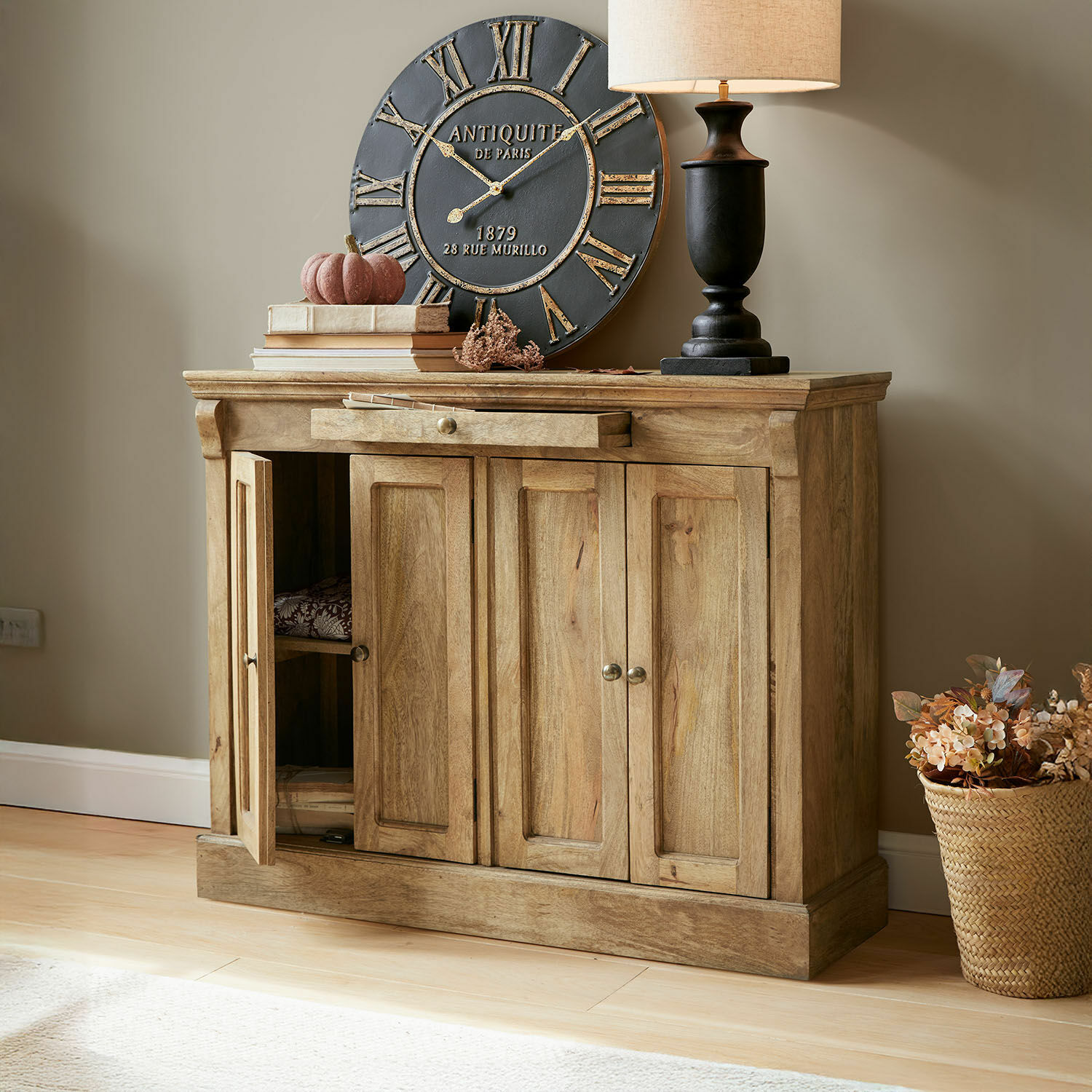 Kommode Winthorpe Kommode aus Holz in Naturfarbe mit Schublade und Türen, dekorative Uhr und Lampe darauf