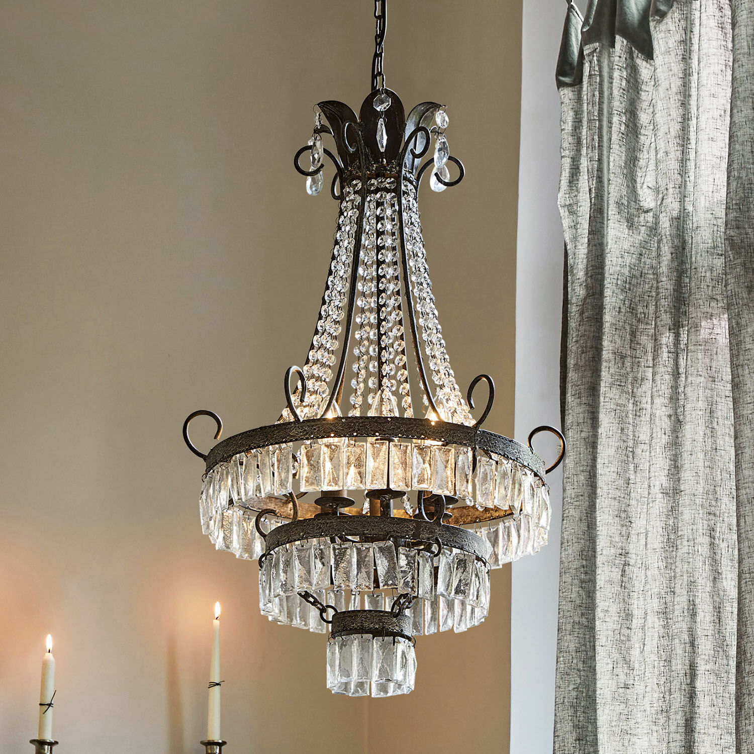 Kronleuchter Léchelle Hängender Kronleuchter aus Metall und Kristall im Vintage-Stil, dekorative Beleuchtung für das Wohnzimmer