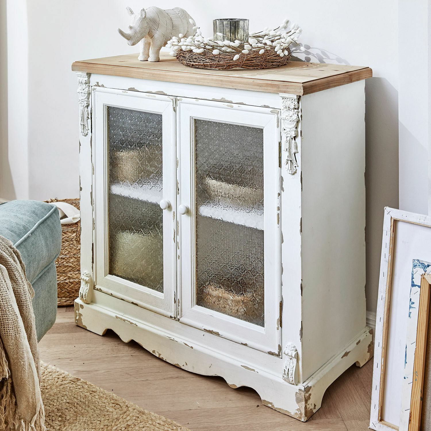 Kommode South Yarmouth Weisse Holzkommode mit antikem Look und dekorativen Glastüren im Landhausstil