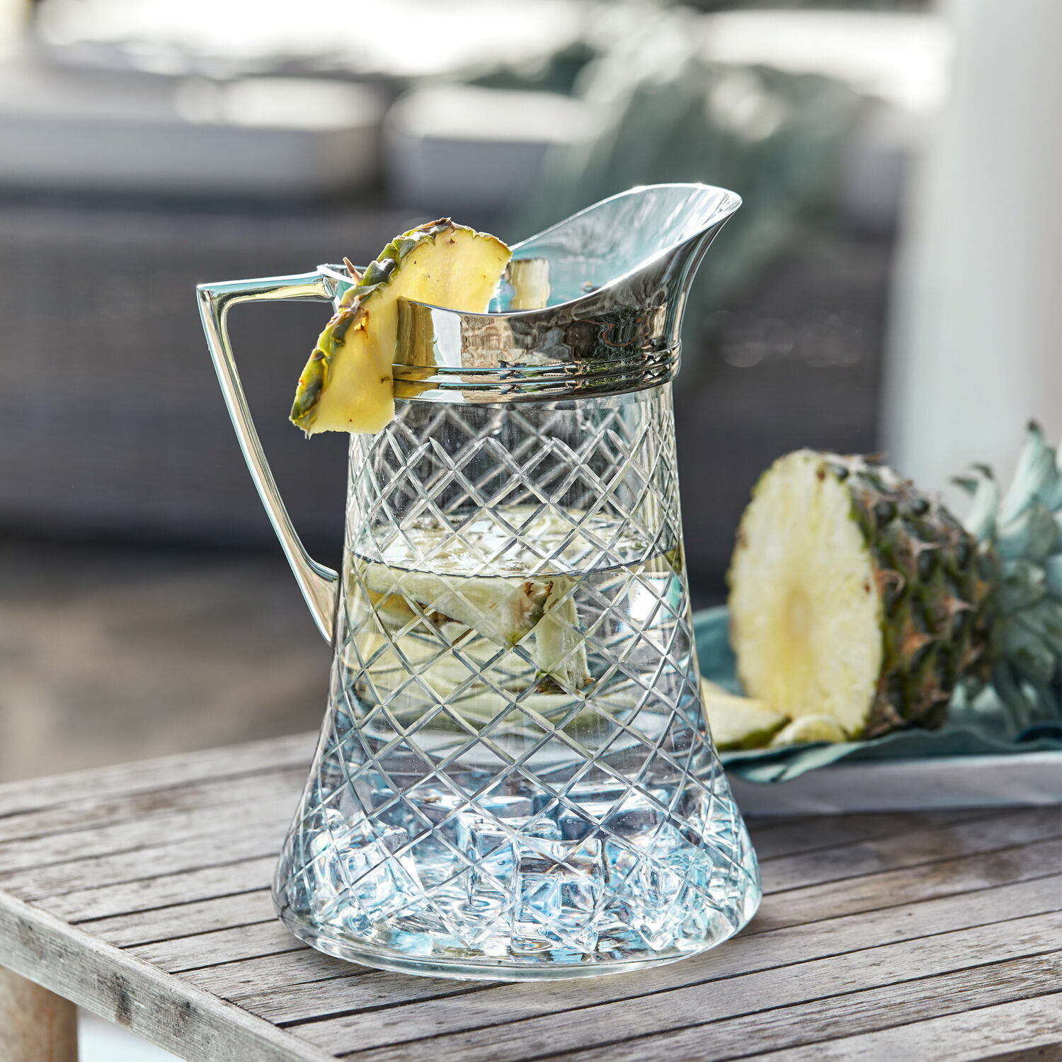 Krug Meloisey Glaskrug mit Metallgriff und Rautenmuster, gefüllt mit Wasser, Eiswürfeln und Ananasscheiben