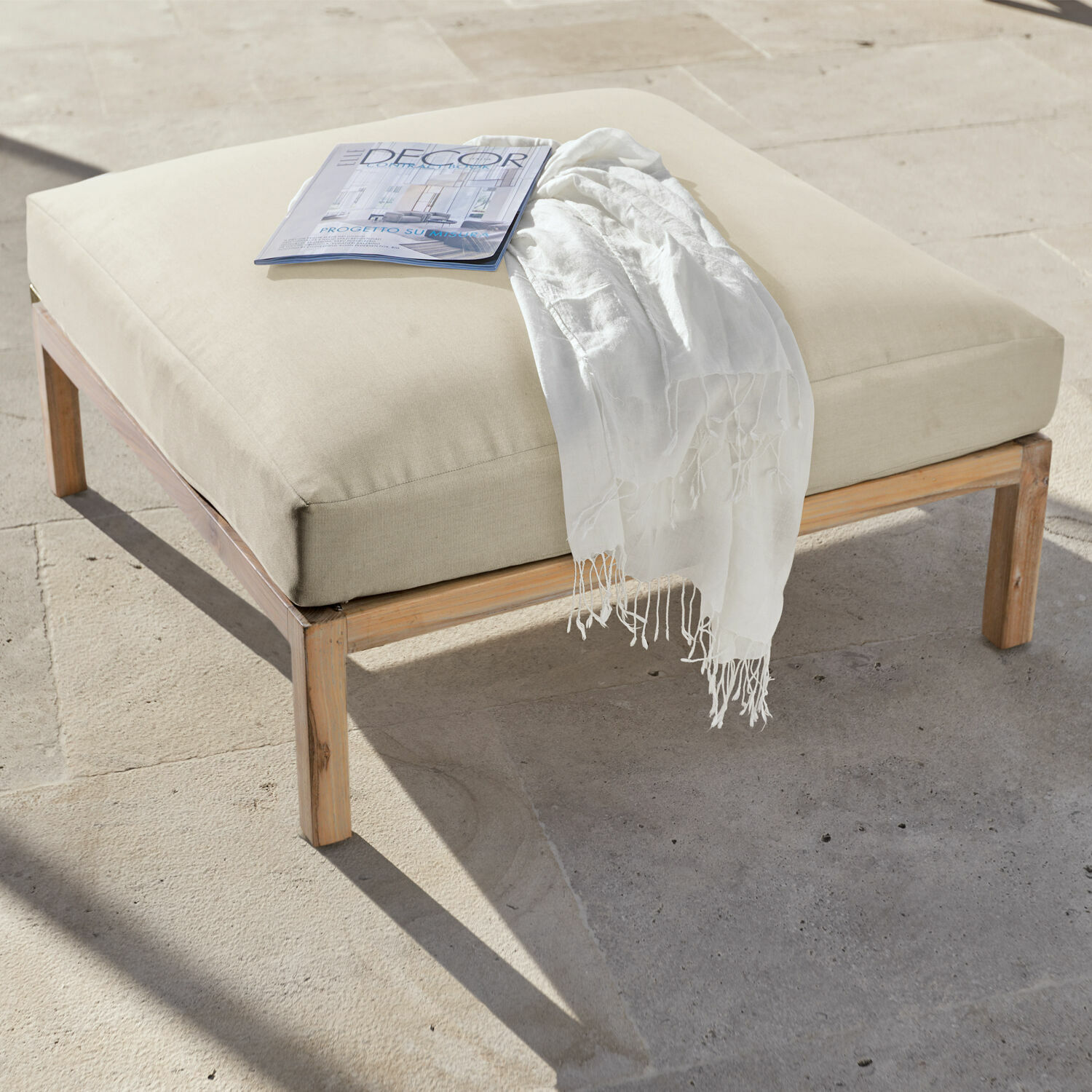 Hocker Chancenay Beiger Hocker mit Holzrahmen und weichem Polster, ideal zum Entspannen im Wohnzimmer.