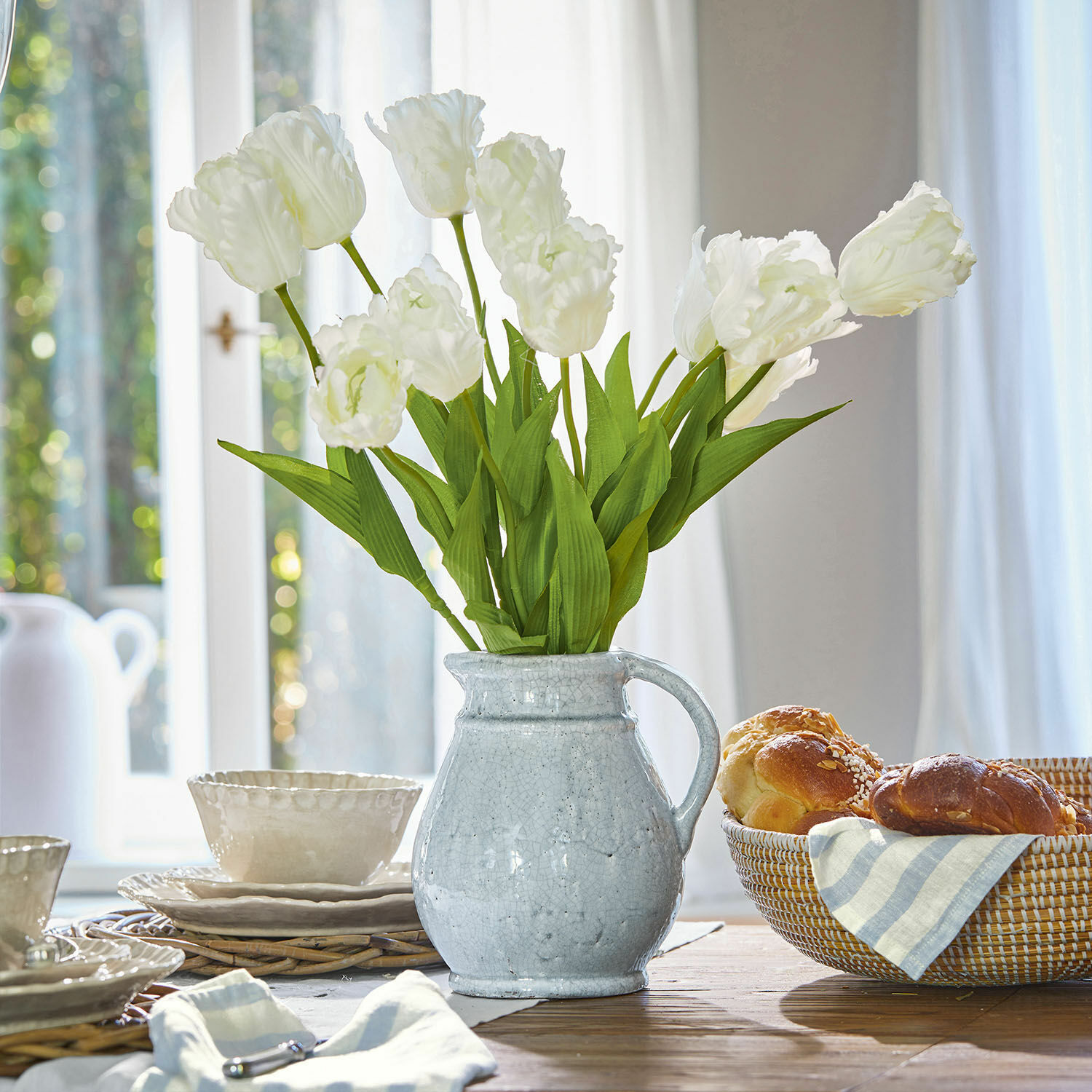 Kunstblume Tulpe 6er Set Lamarr Weisser Keramikkrug mit weissen Tulpen auf Holztisch mit Gebäck und Geschirr im Hintergrund