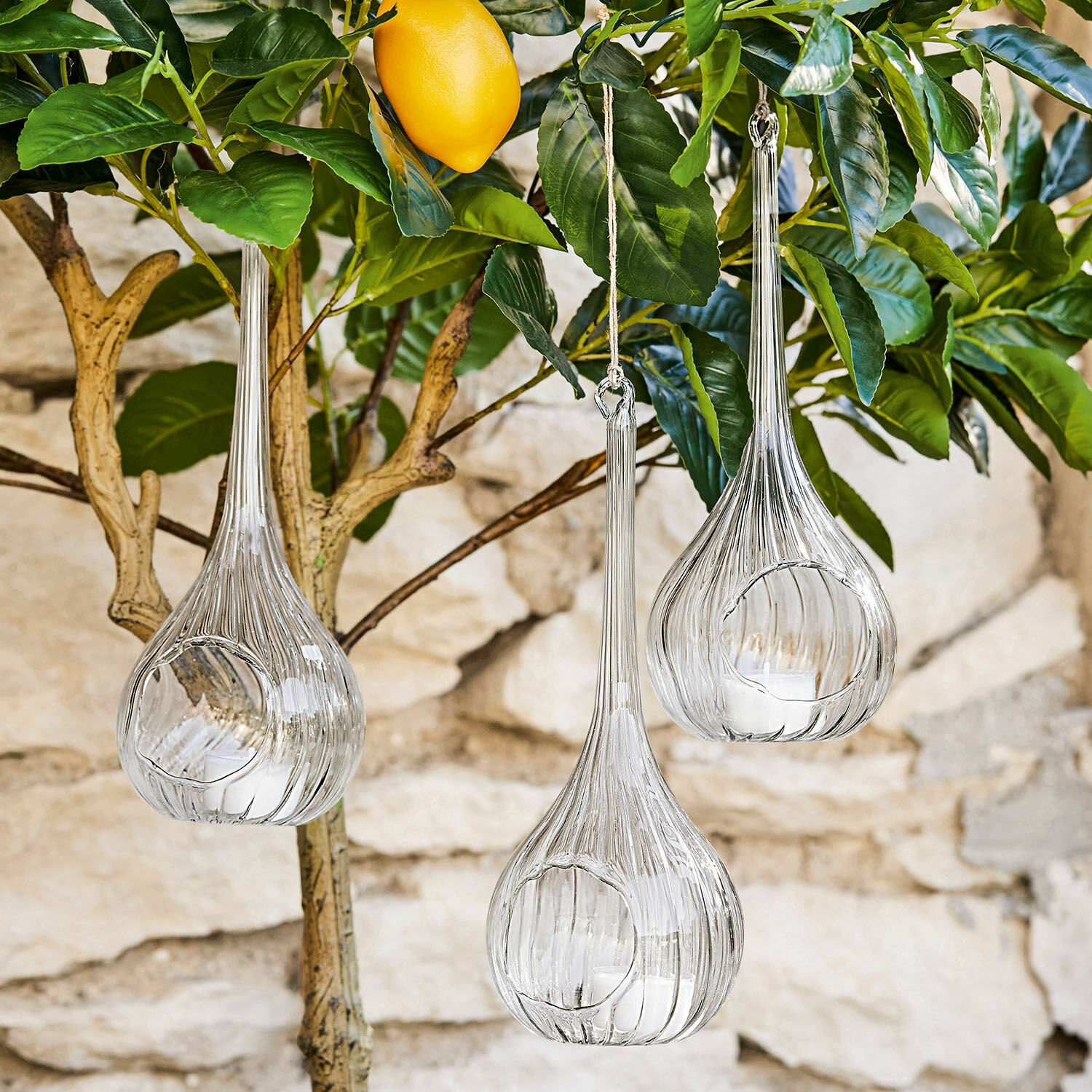 Hängewindlicht 3er Set Fairlie Transparente Glaslaternen mit Aufhängung an Zweigen mit grünen Blättern und gelber Zitrone, Gartendekoration