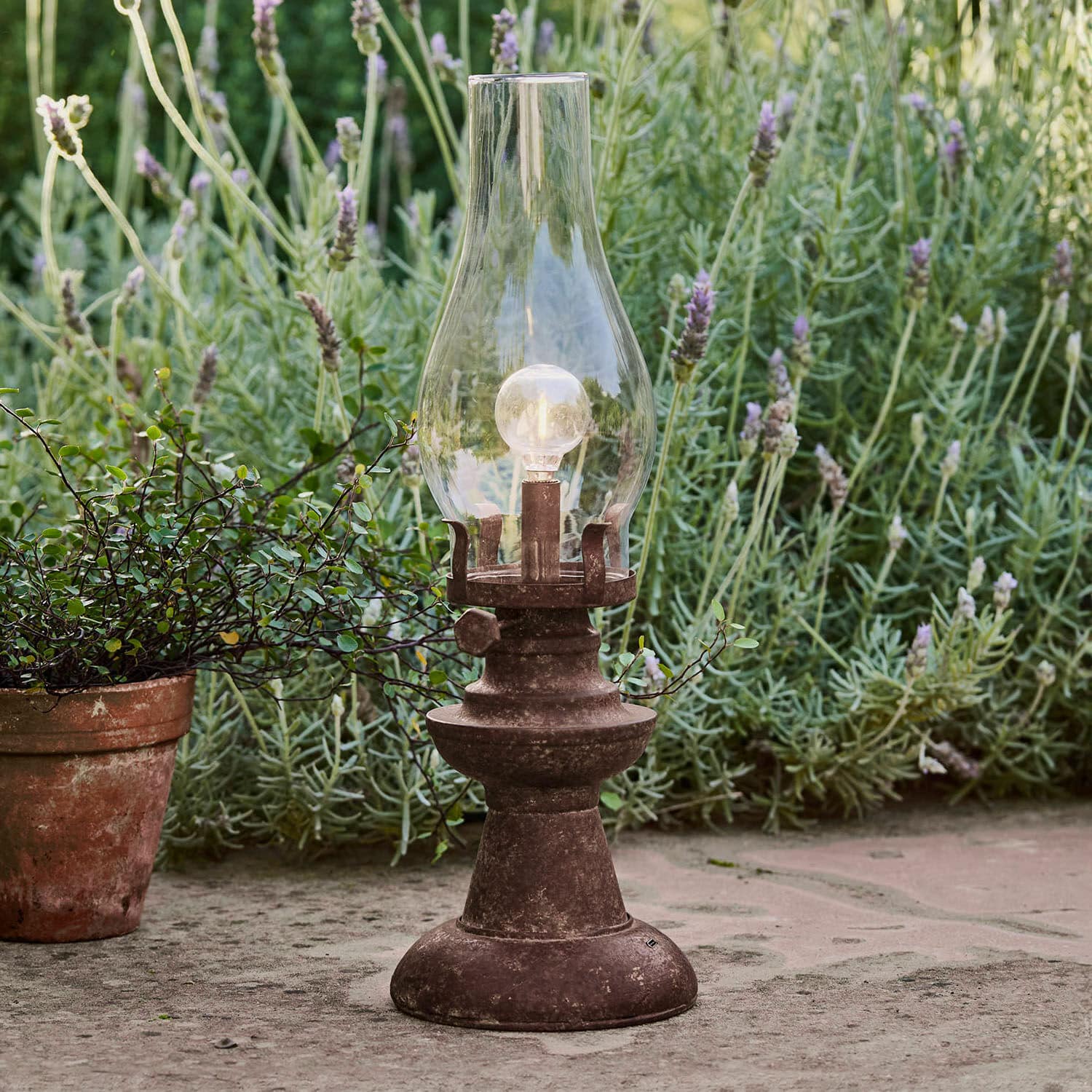 Wiederaufladbare LED-Laterne Chexbres Gartenlaterne aus braunem Metall mit klarem Glasschirm im rustikalen Stil