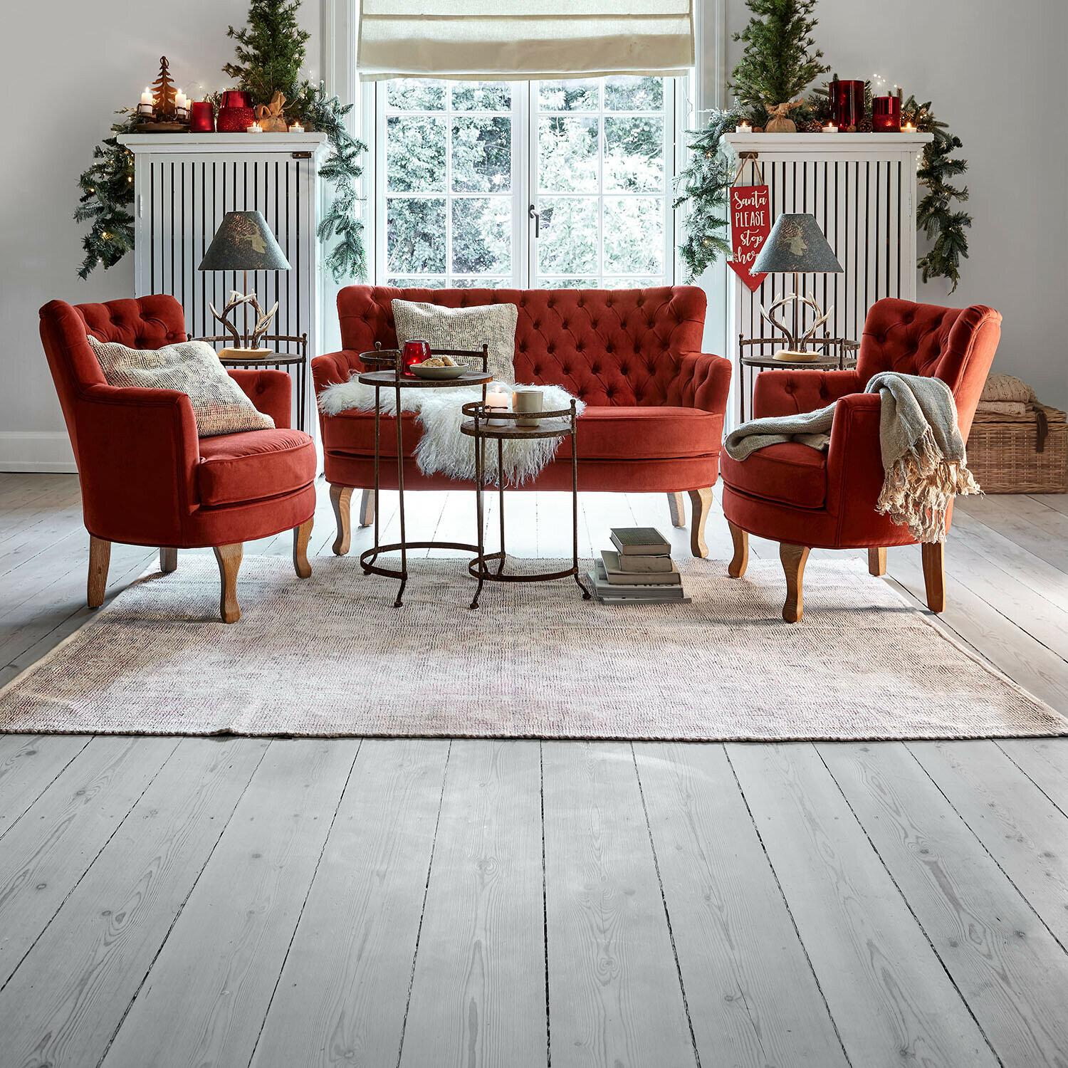 Teppich Kaelun Rotes Samt-Sitzmöbel-Set mit Holzbeinen auf hellem Teppich in gemütlichem Wohnzimmer