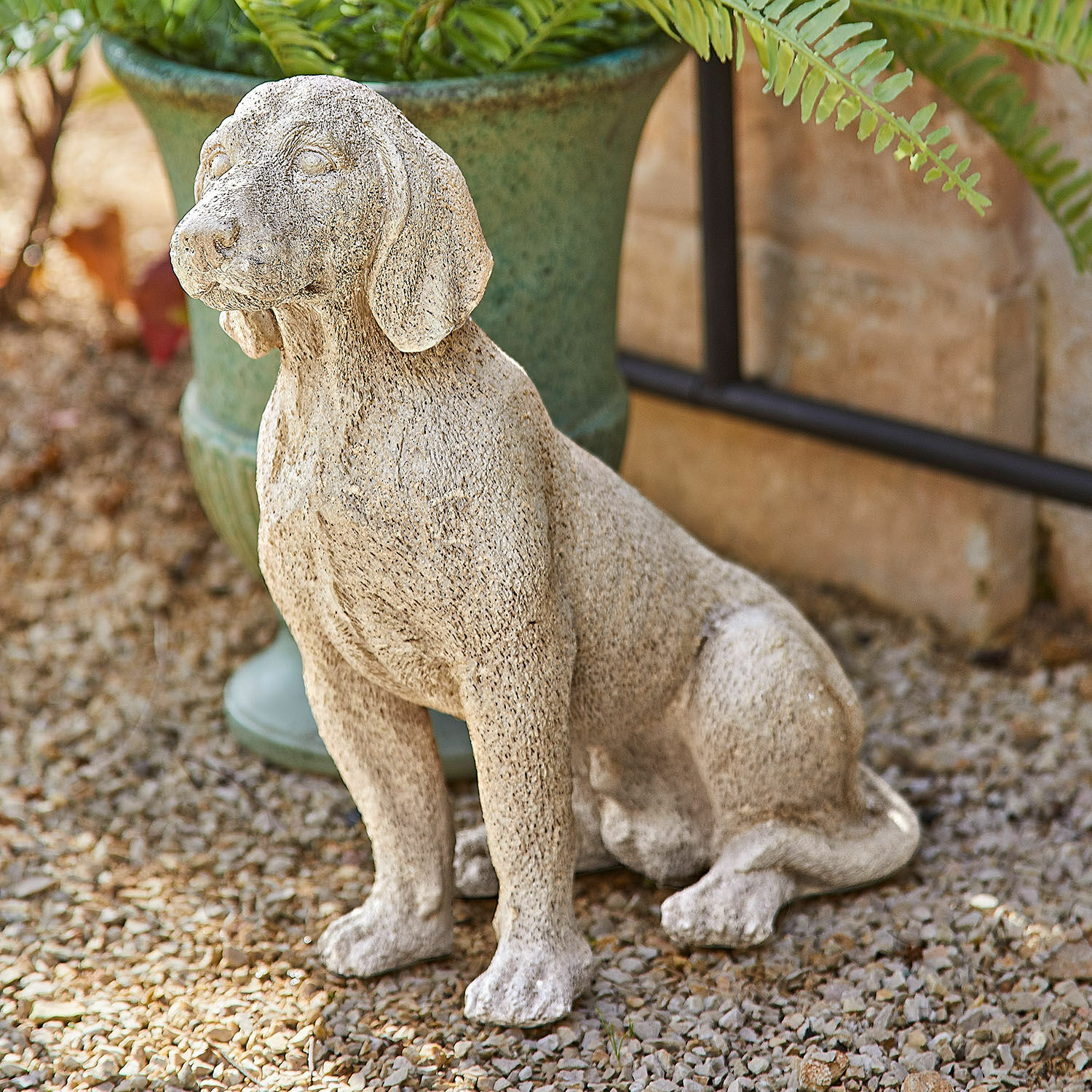 Deko-Hund Albinor Dekorative Hundeskulptur aus beigem Stein im Garten auf Kiesboden