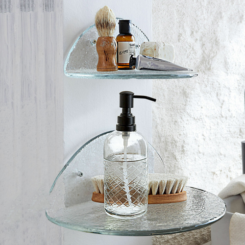 Wandregale aus klarem Glas mit Rasierzubehör und Seife, modernes Badezimmerdesign