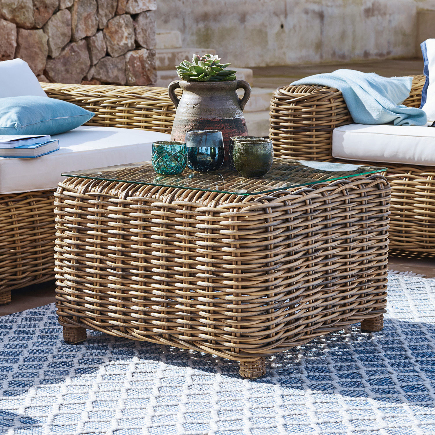 Beistelltisch Cubo Quadratischer Rattantisch mit Glasplatte in Naturfarbe, Gartenmöbel für den Aussenbereich