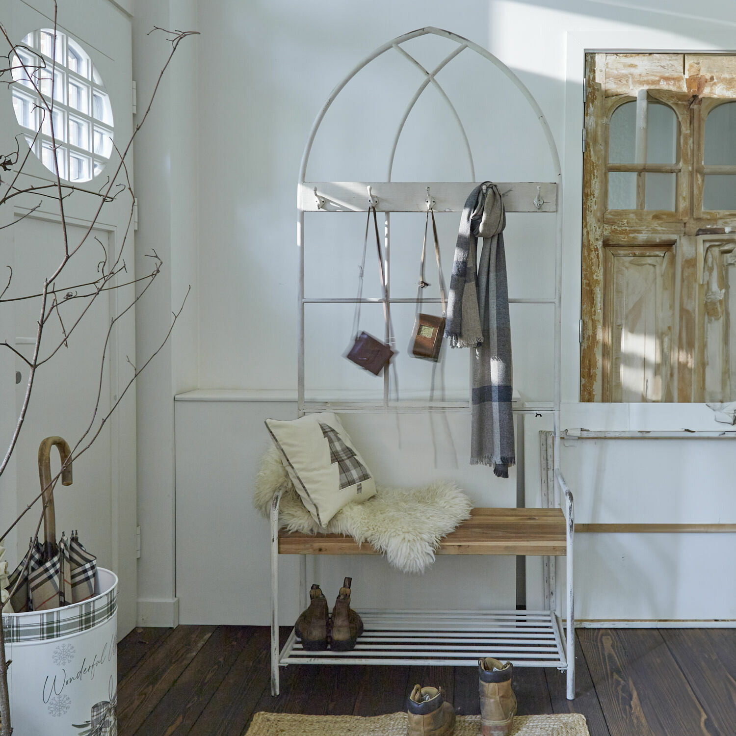 Garderobe Oliviette Weisse Metallbank mit Holzsitz und Vintage-Wandhaken für den Flur im Landhausstil