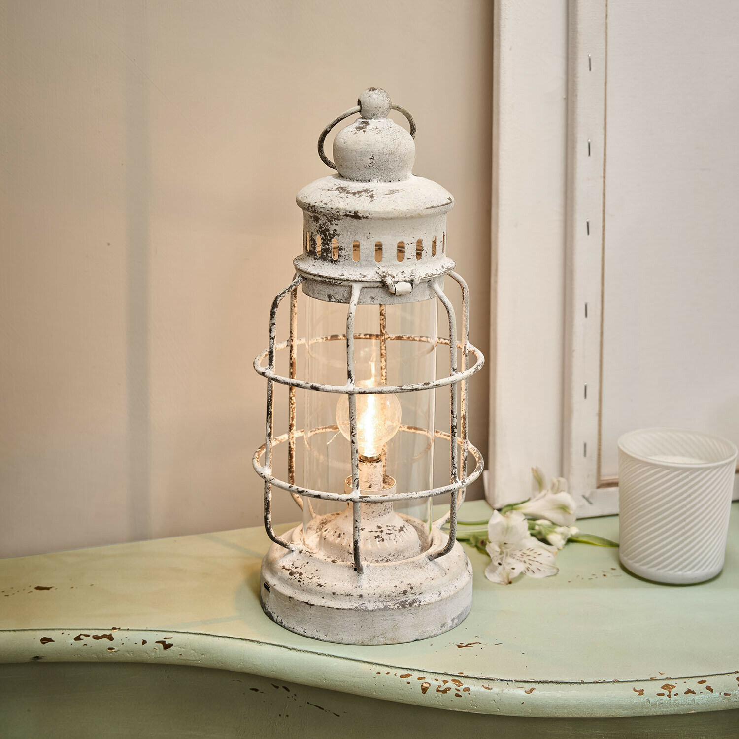 Wiederaufladbare LED-Laterne Arvada Weisse Metalllaterne mit Used-Look und Glühbirne, Vintage-Dekoration für Innenräume