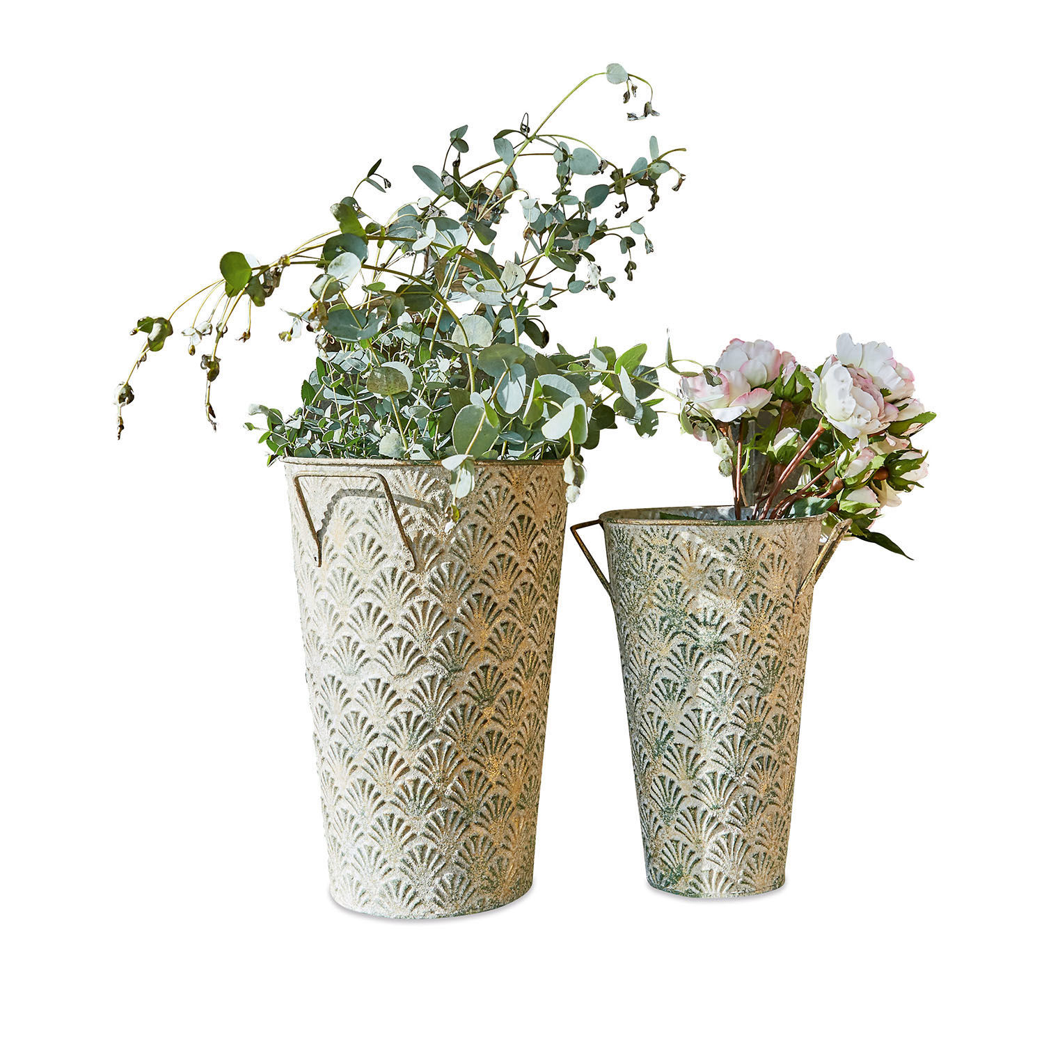 Deko-Vase 2er Set Iskele Zwei dekorative Metallblumentöpfe in Grün-Beige mit Reliefmuster und Zierpflanzen darin.