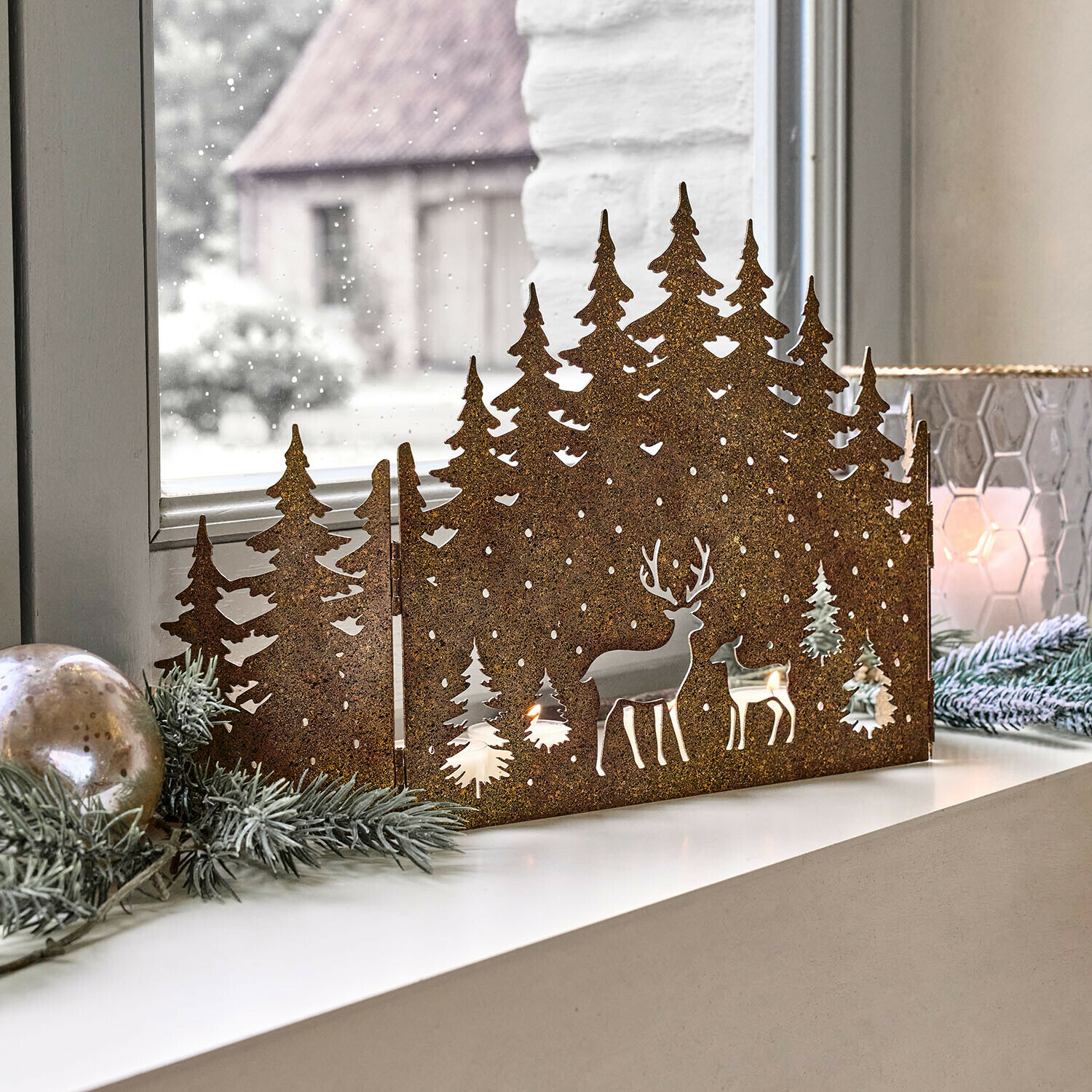 Deko-Shutter Solenda Weihnachtsdekoration aus rostigem Metall mit Hirsch- und Tannenmotiv auf Fensterbank