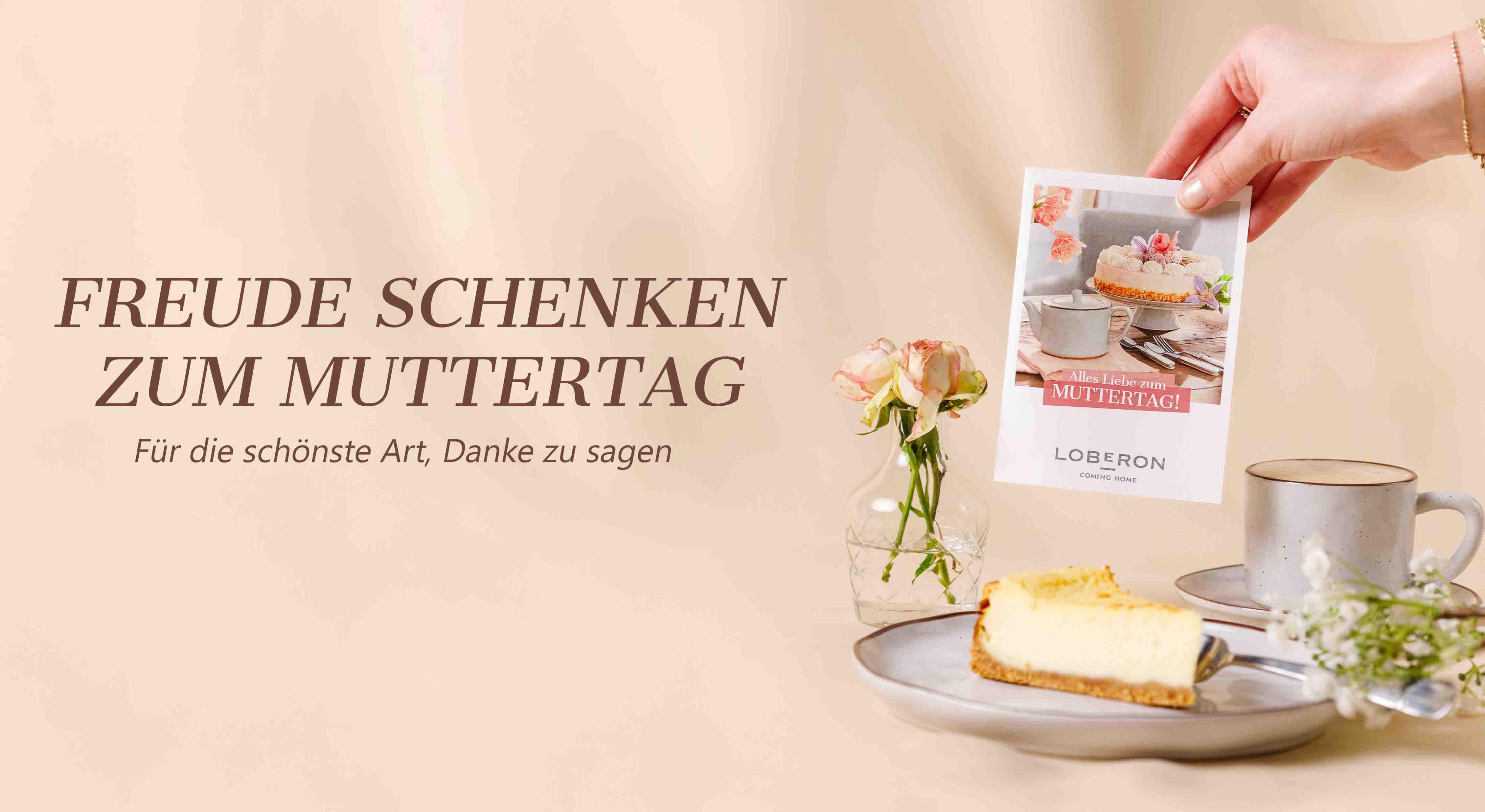 Muttertagskarte mit Stück Käsekuchen, Tasse und Rosen in Vase auf beigem Hintergrund