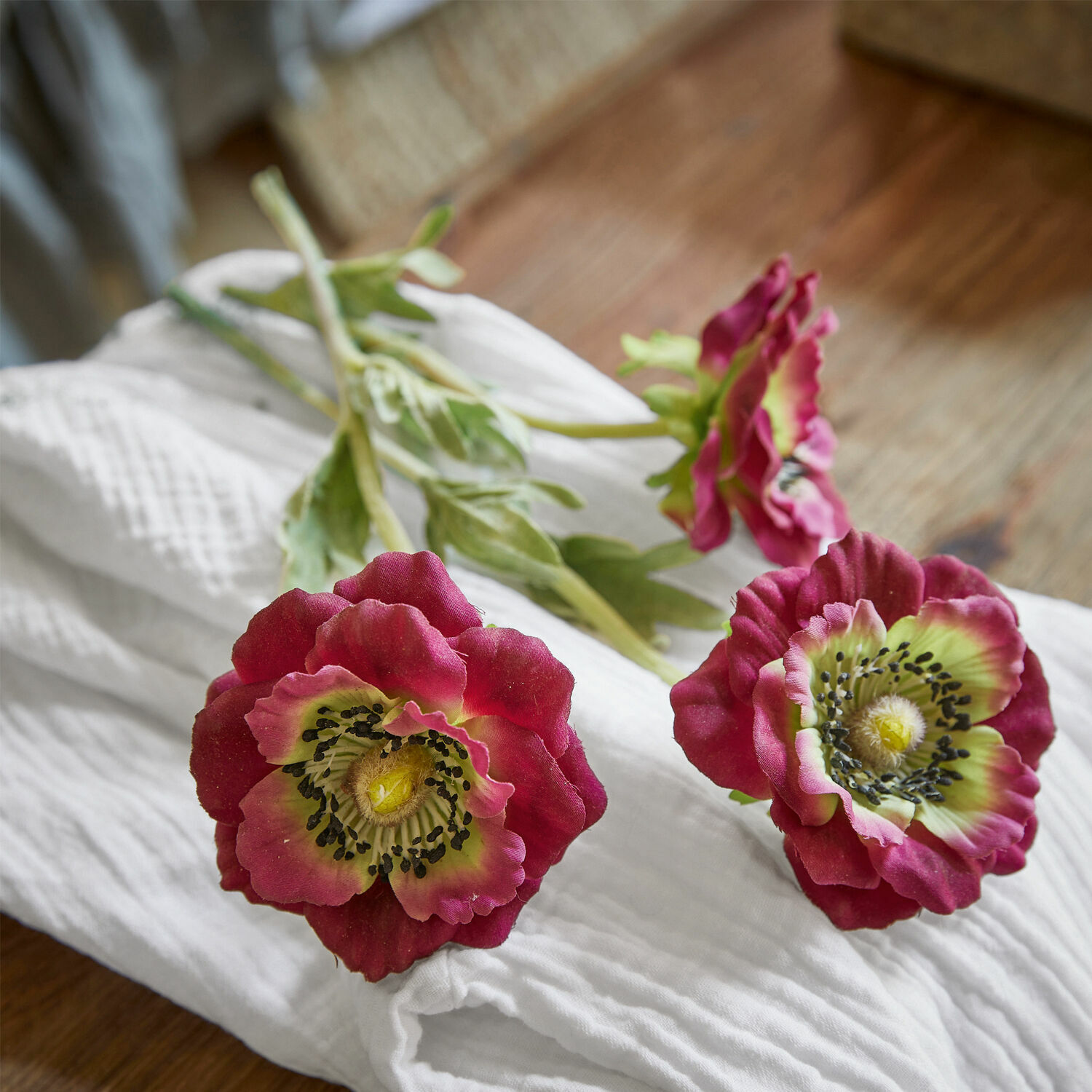 Deko-Blume 3er Set Inara Künstliche Mohnblumen in Bordeaux mit grünem Zentrum auf weissem Stoff, Dekoration für Innenräume