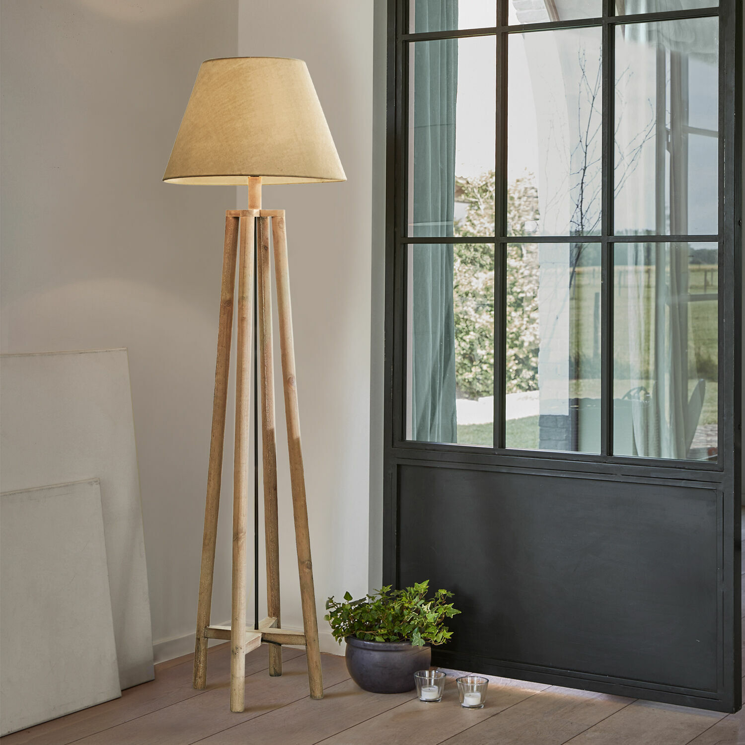 Stehlampe Edgewood Stehlampe aus Holz mit beigem Lampenschirm in modernem, hellem Raum