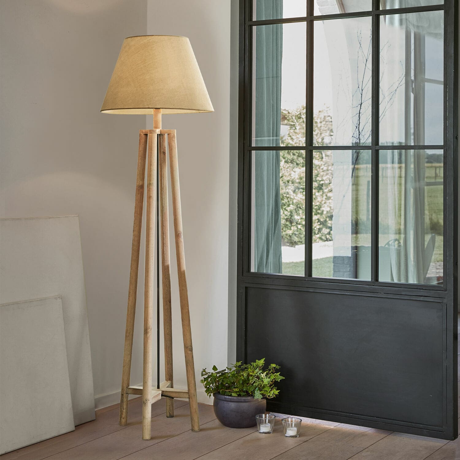 Stehlampe Edgewood Stehlampe aus Holz mit beigem Lampenschirm in modernem, hellem Raum