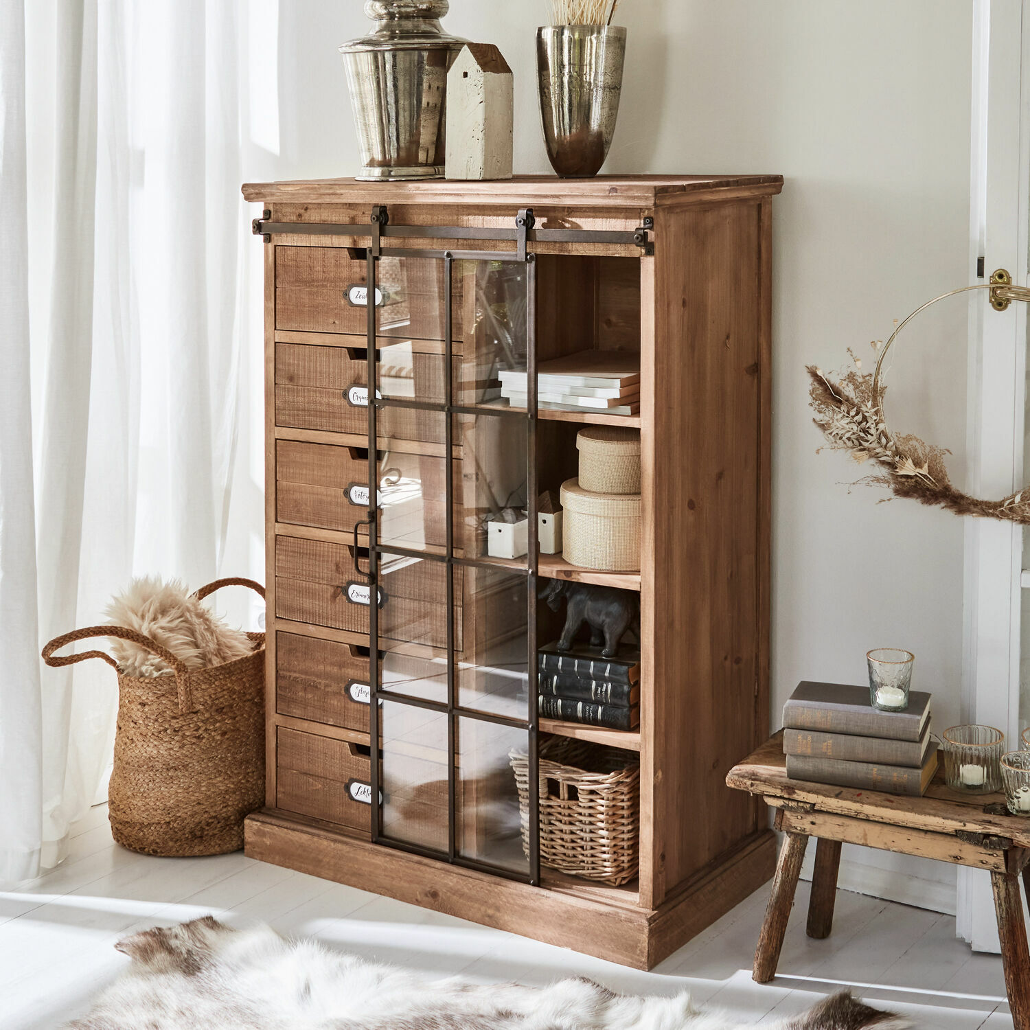 Kommode Finegand Holzkommode mit Schubladen und Glastür in Naturfarbe für stilvolle Aufbewahrung im Wohnzimmer