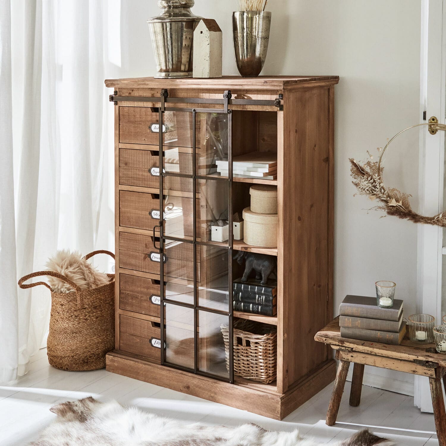 Kommode Finegand Holzkommode mit Schubladen und Glastür in Naturfarbe für stilvolle Aufbewahrung im Wohnzimmer