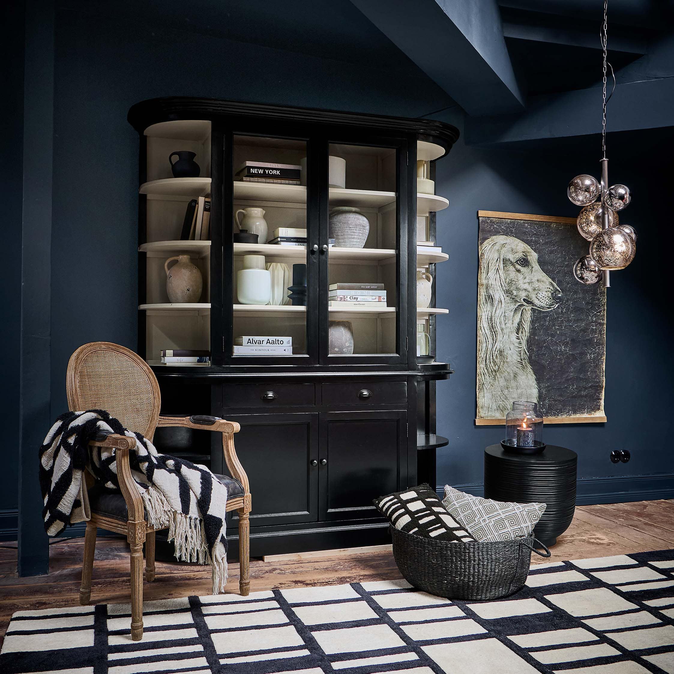 Schwarze Holzvitrine mit Glastüren und dekorativen Regalen im Vintage-Stil
