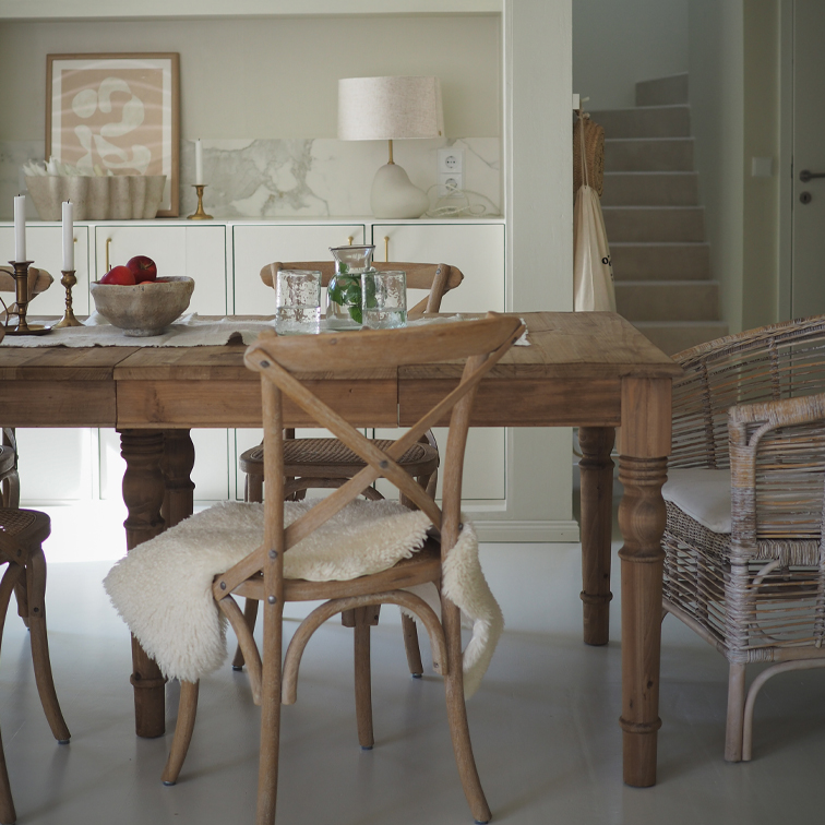 Esszimmer mit massivem Holztisch und Naturholzstühlen im rustikalen Landhausstil dekoriert