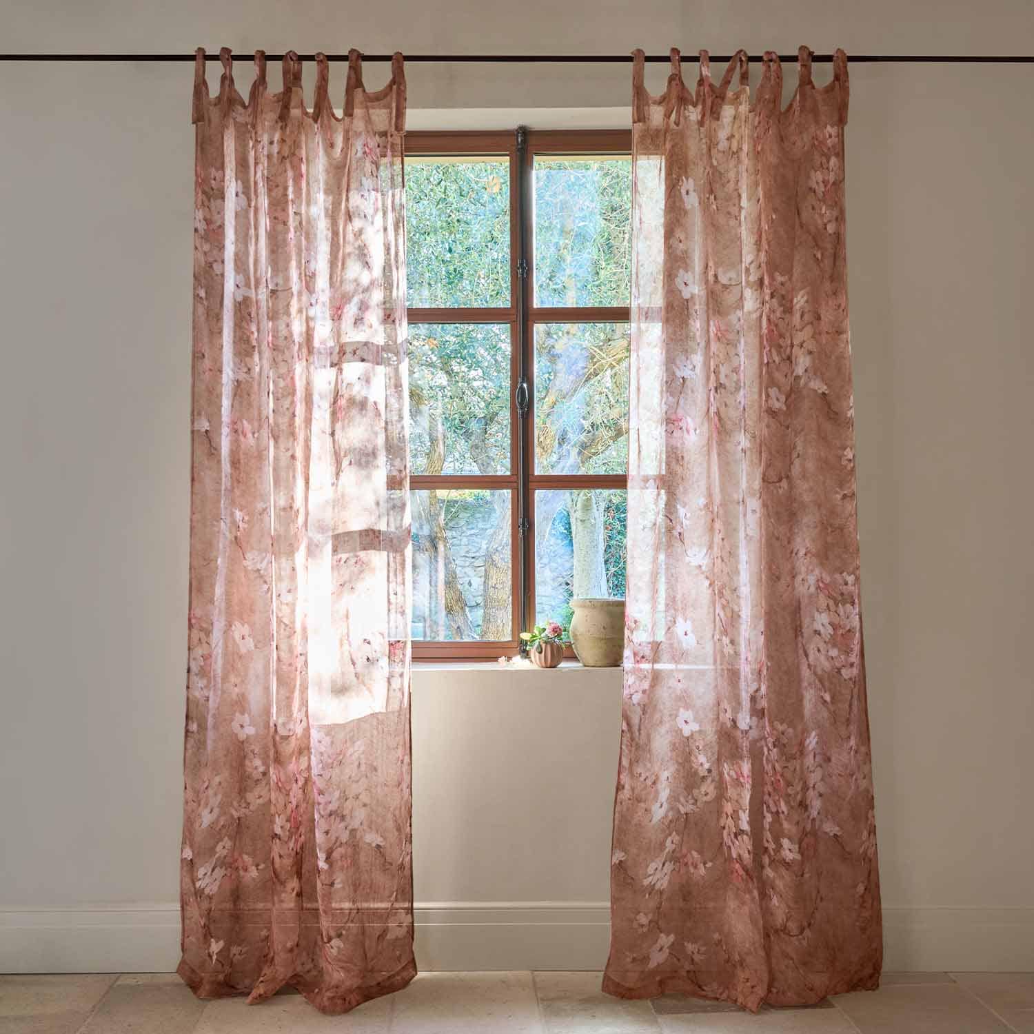 Transparente Vorhänge mit feinem Blumenmuster in warmem Braun für elegante Fensterdekoration