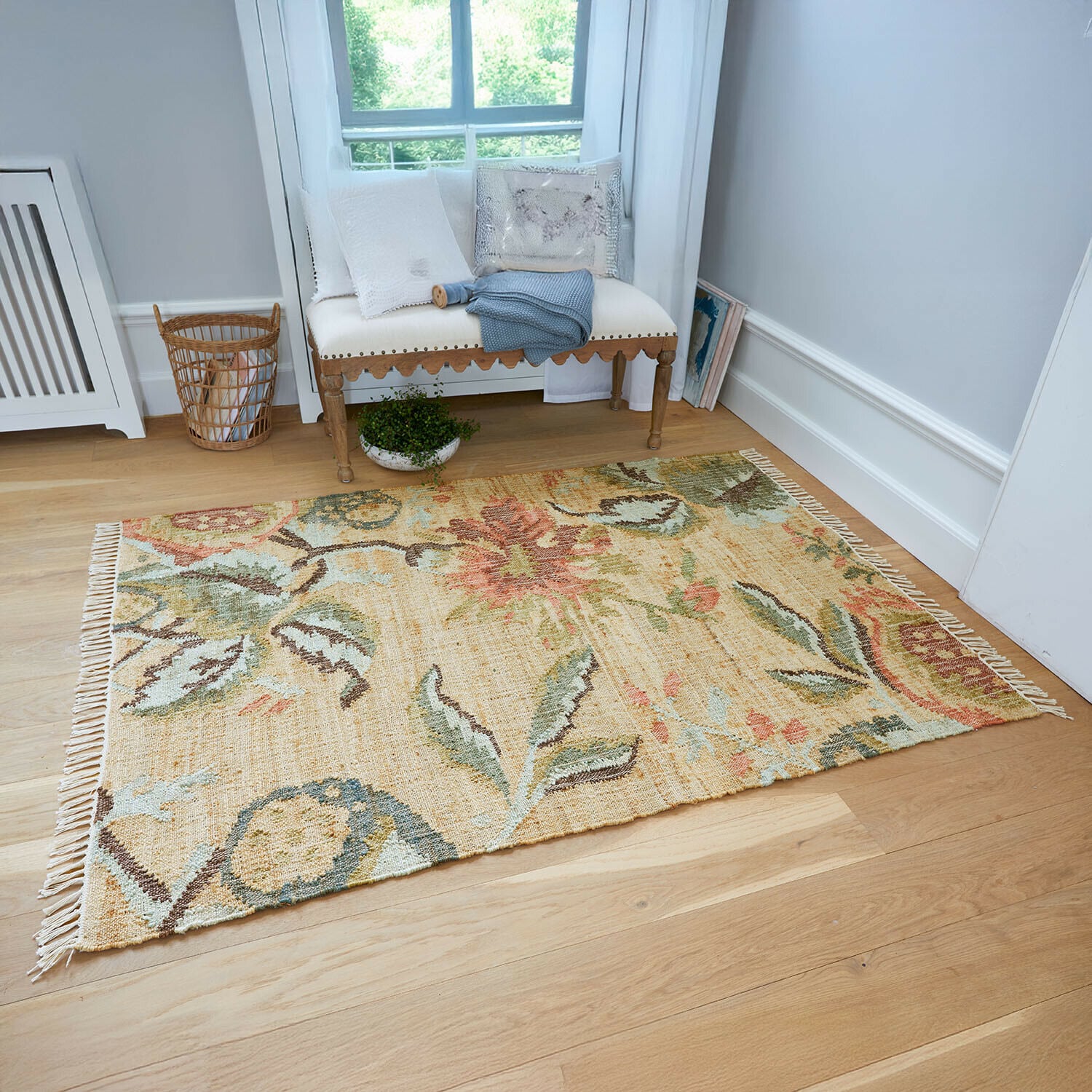 Beigefarbener Teppich aus Naturmaterial mit Blumenmuster, dekorativer Bodenbelag im Wohnzimmer