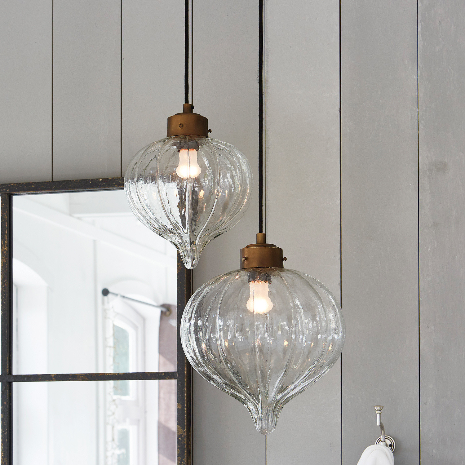 Hängelampe 2er Set Baisse Zwei hängende Glaslampen mit Messingdetails im Vintage-Stil für stilvolle Innenraumdekoration.