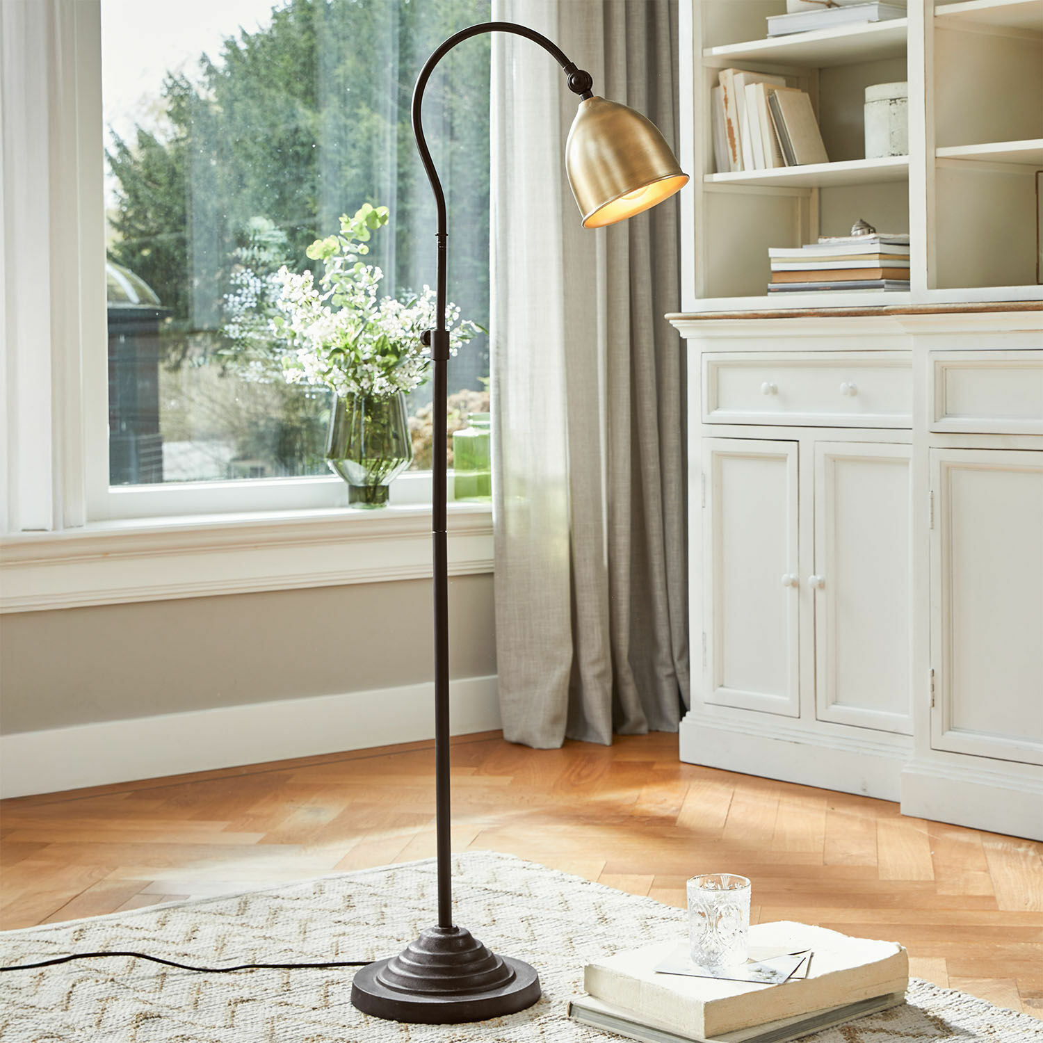 Stehlampe Zurélac Stehlampe aus schwarzem Metall mit messingfarbenem Schirm, ideal für das Wohnzimmer und die Leseecke