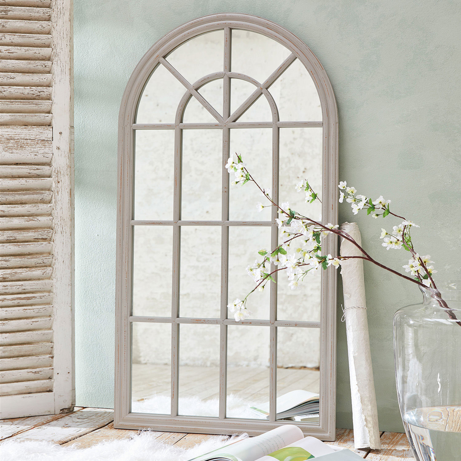 Spiegel Elters Dekorativer Holzspiegel in Grau mit Bogenmuster und Blumenarrangement im Vintage-Stil