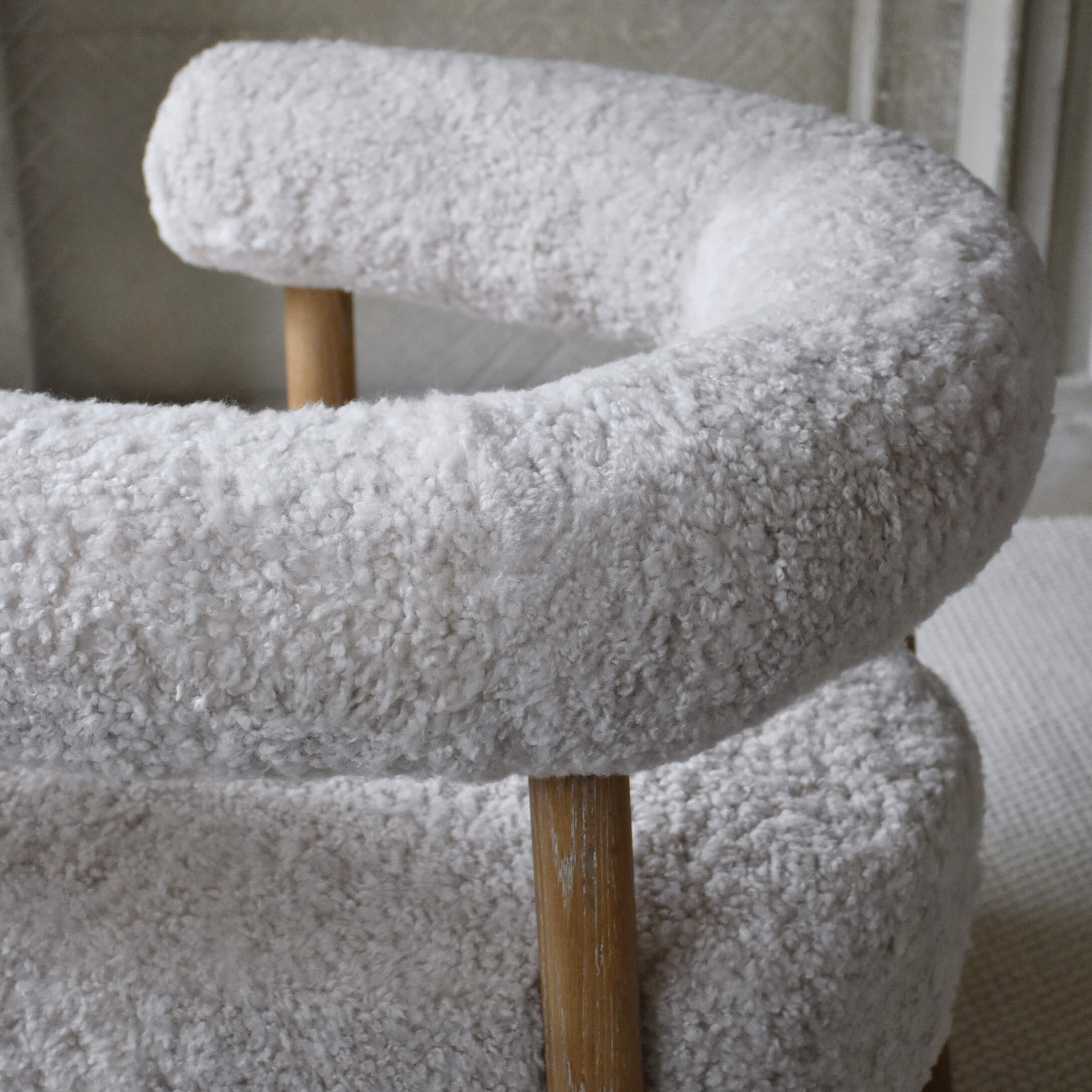 Weicher Sessel mit weissem Plüschbezug und Holzbeinen für modernes Wohnzimmer