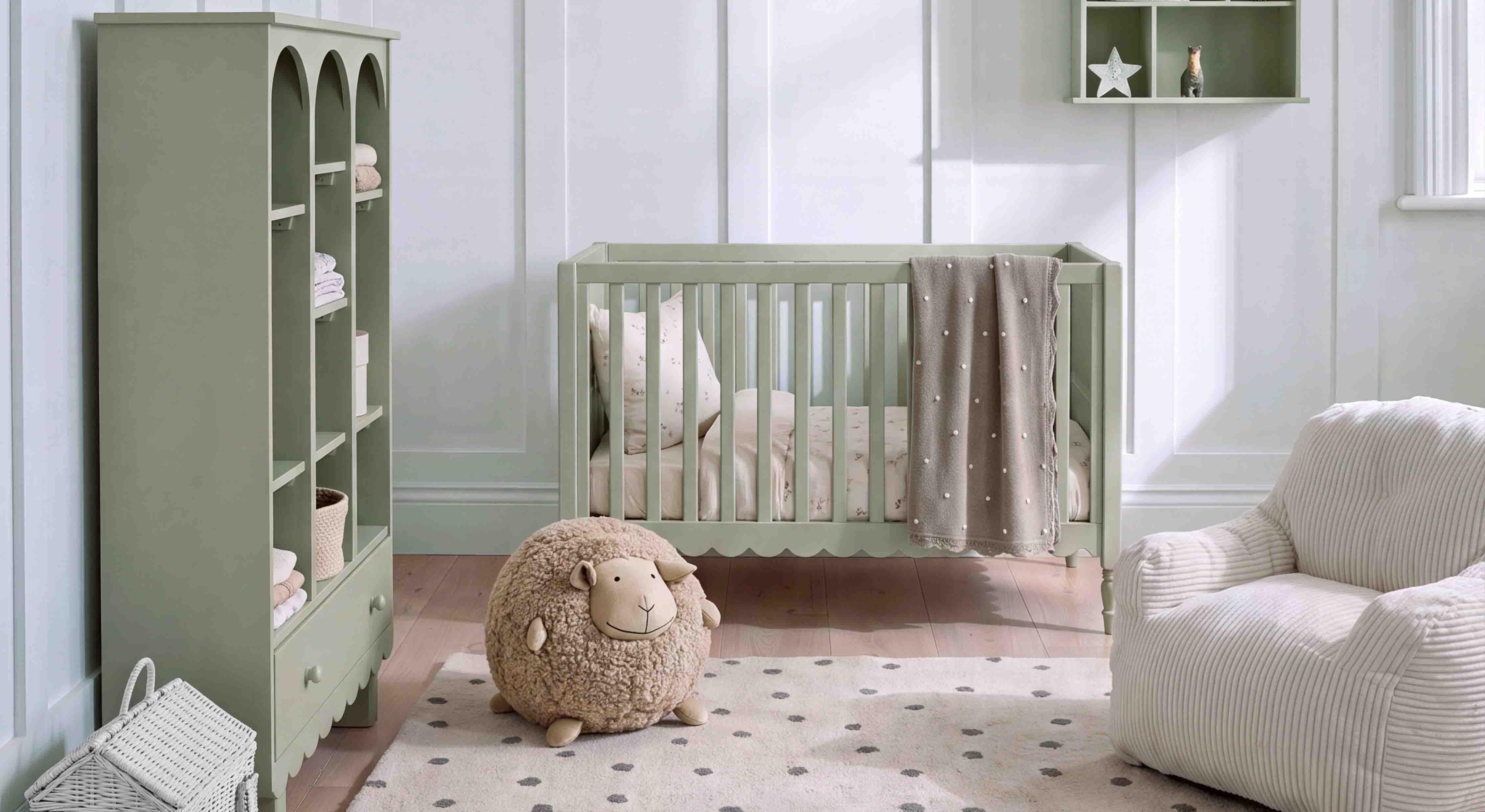 Mintgrünes Kinderbett und Holzregal im Kinderzimmer mit Plüschschaf